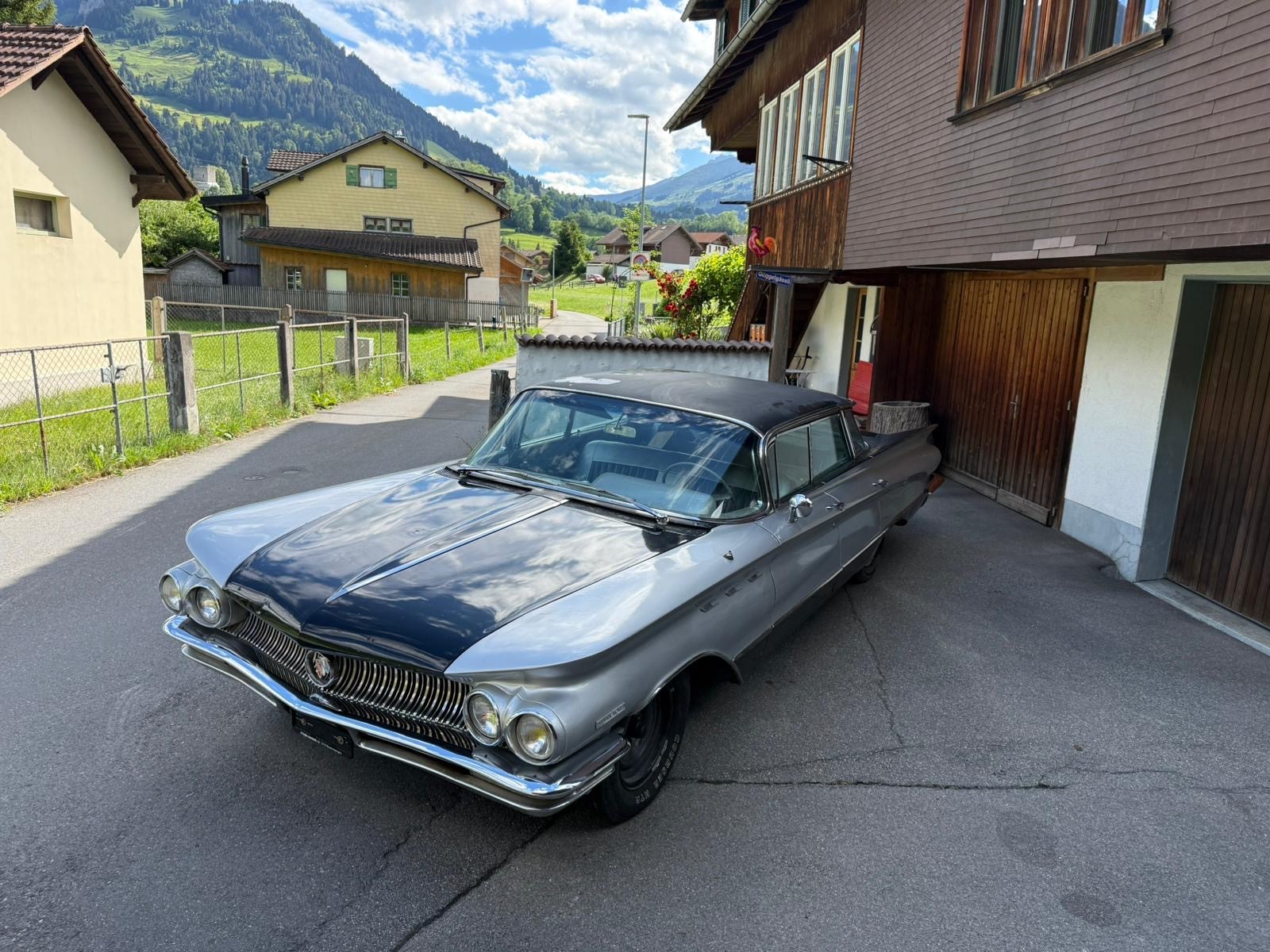 BUICK Invicta-image-1