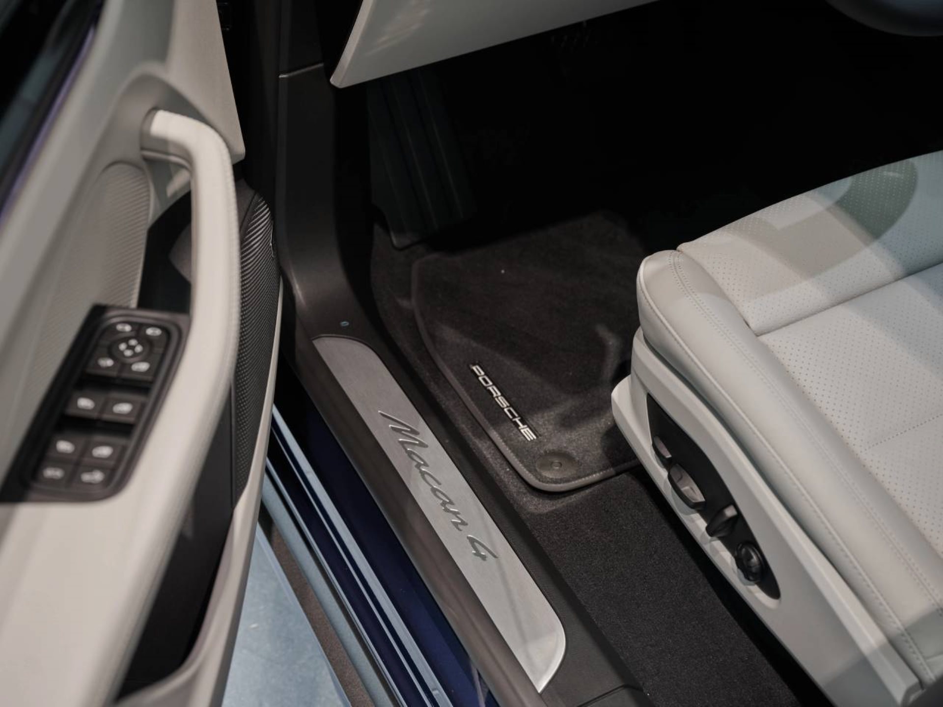 PORSCHE Macan 4-image-21
