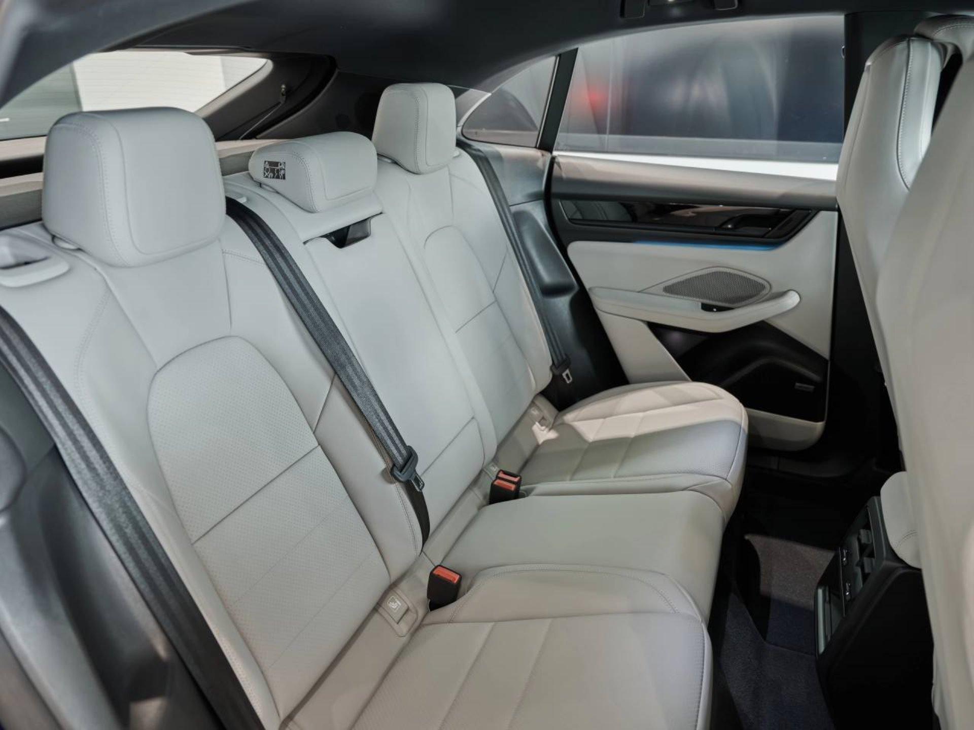 PORSCHE Macan 4-image-19
