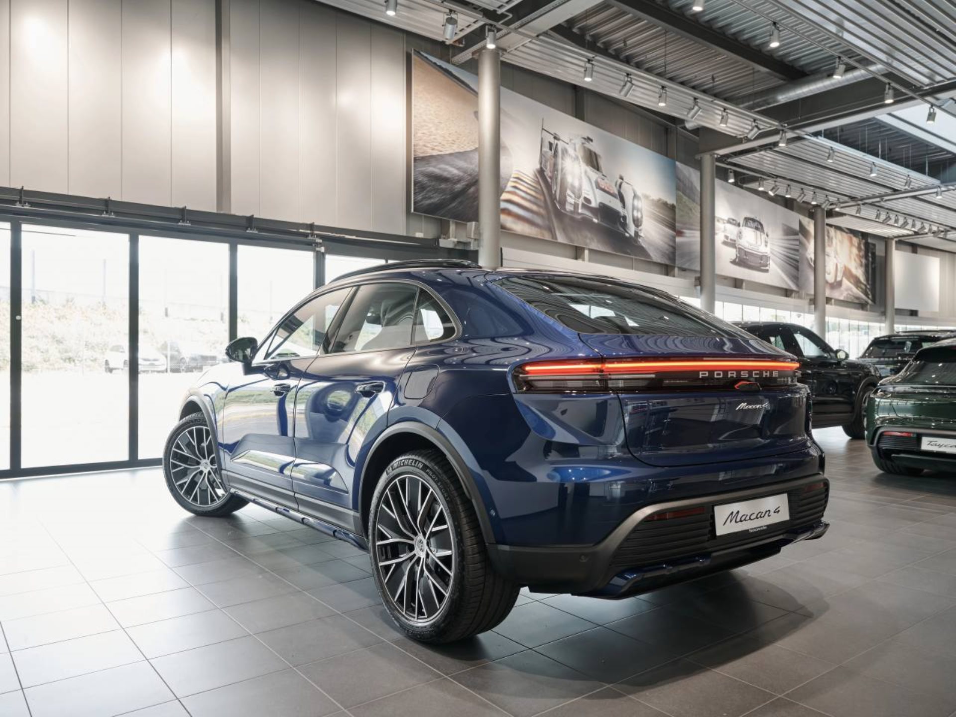 PORSCHE Macan 4-image-6