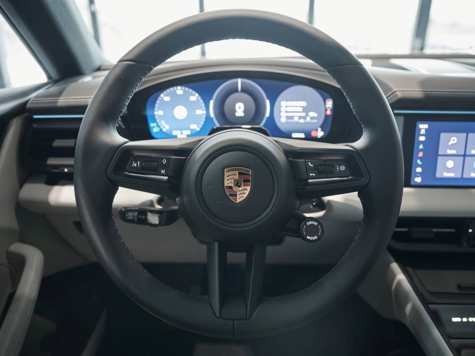 PORSCHE Macan 4-image-13