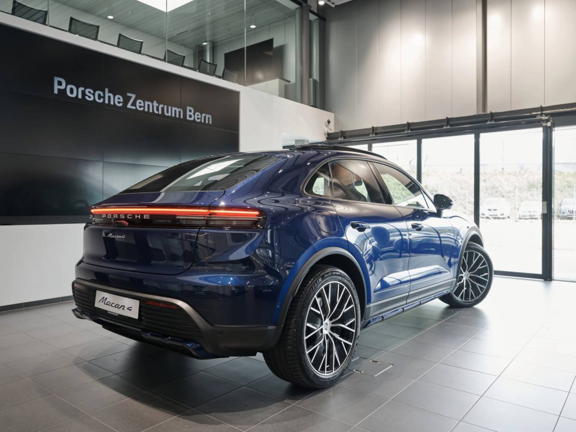 PORSCHE Macan 4-showroom-element-2
