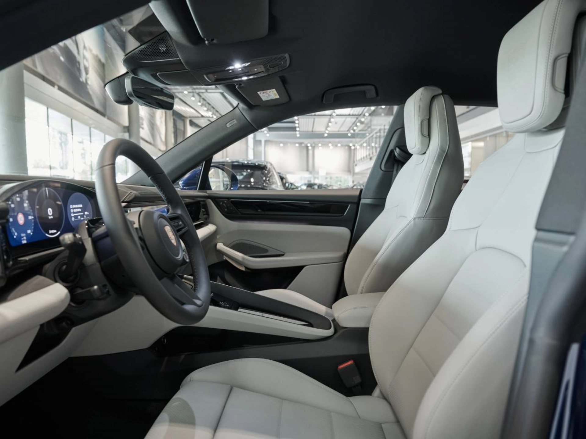 PORSCHE Macan 4-showroom-element-3