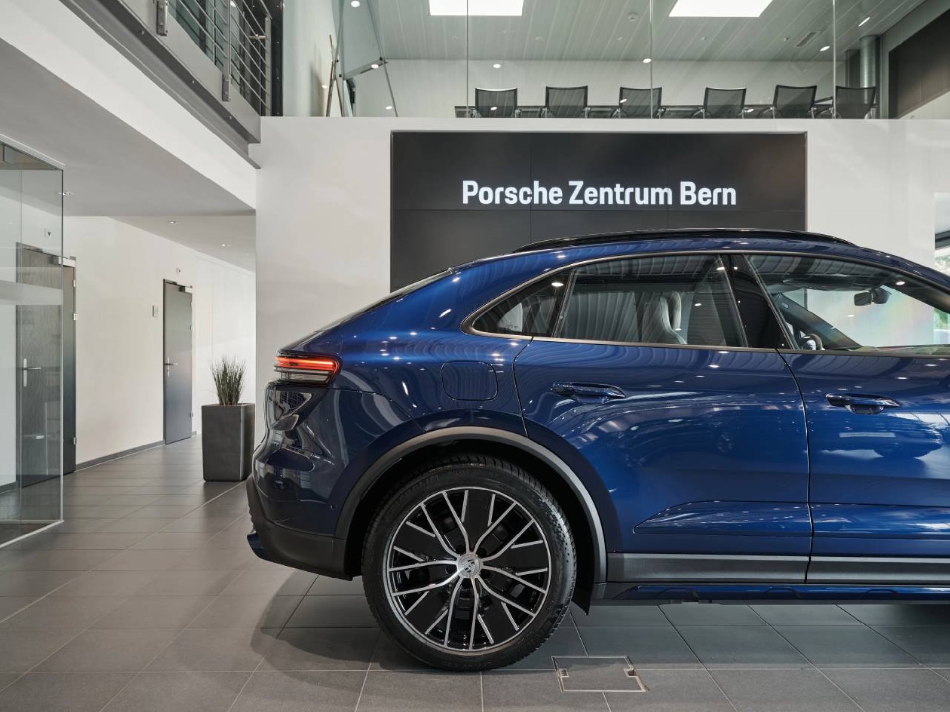 PORSCHE Macan 4-image-9