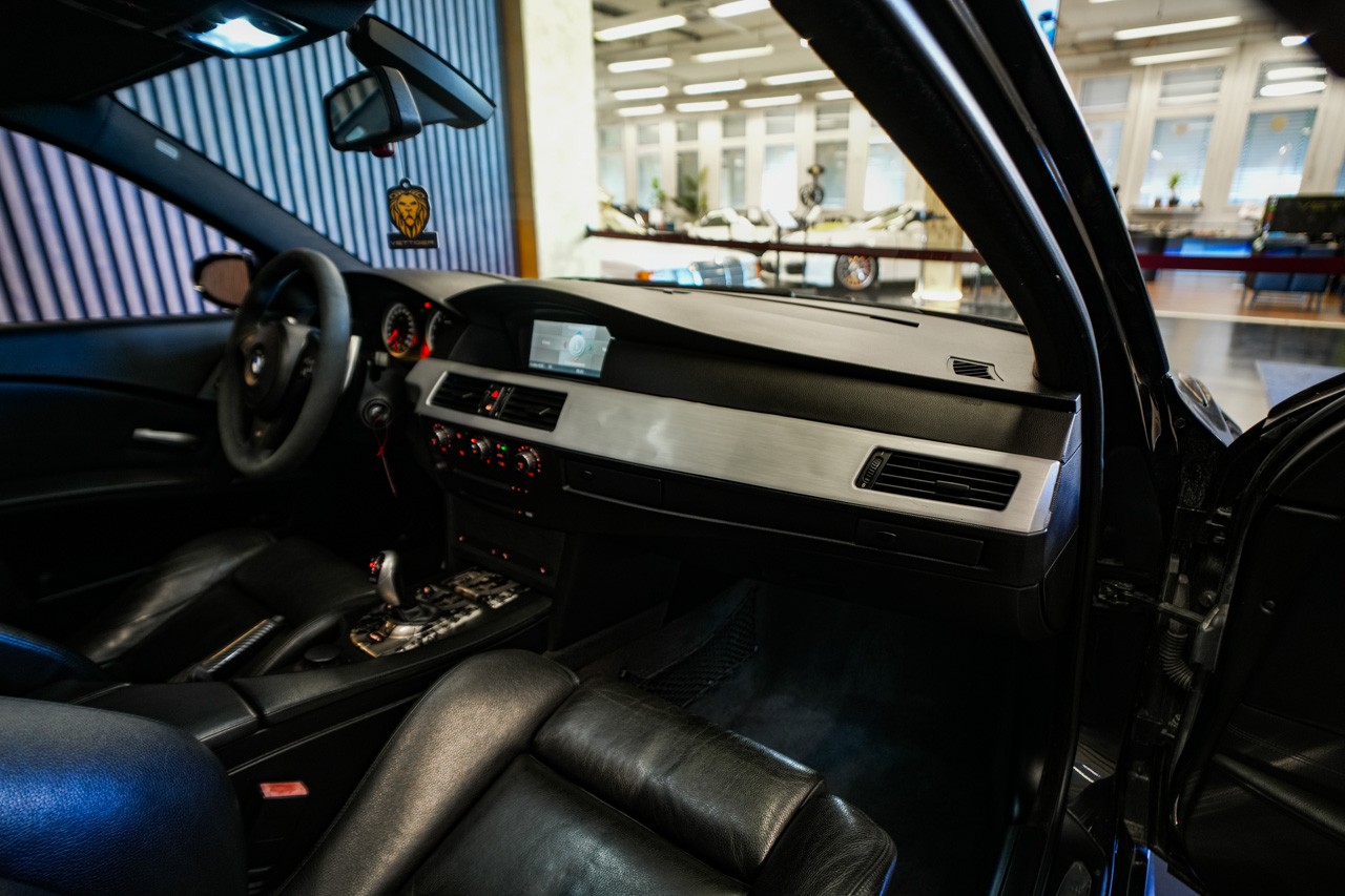 BMW M5-image-12