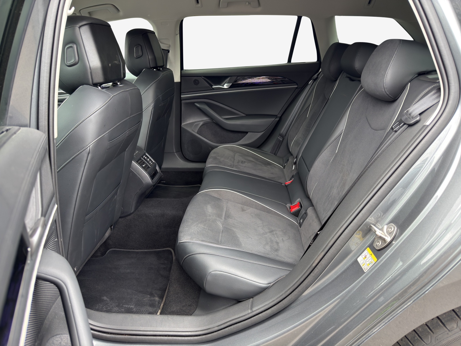 VW Passat Variant 2.0 TDI evo Business 4 Motion DSG-image-11