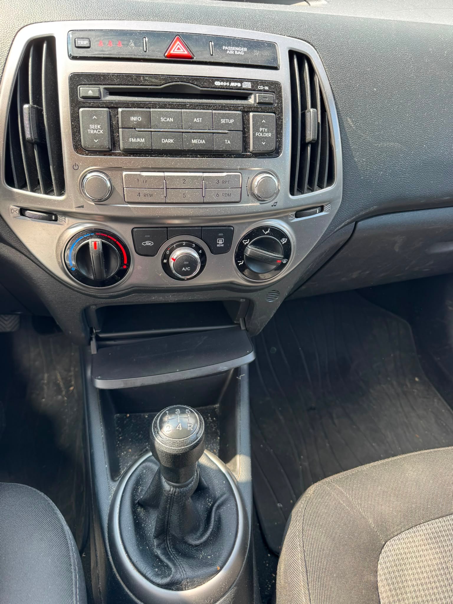 HYUNDAI i20 1.2 Comfort-image-12