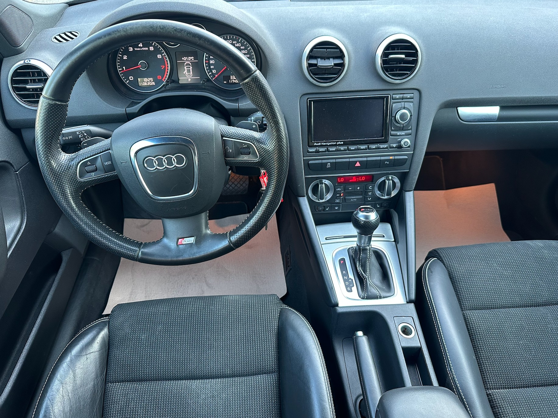 AUDI A3 Sportback 2.0 TFSI Ambiente quattro S-tronic-image-8