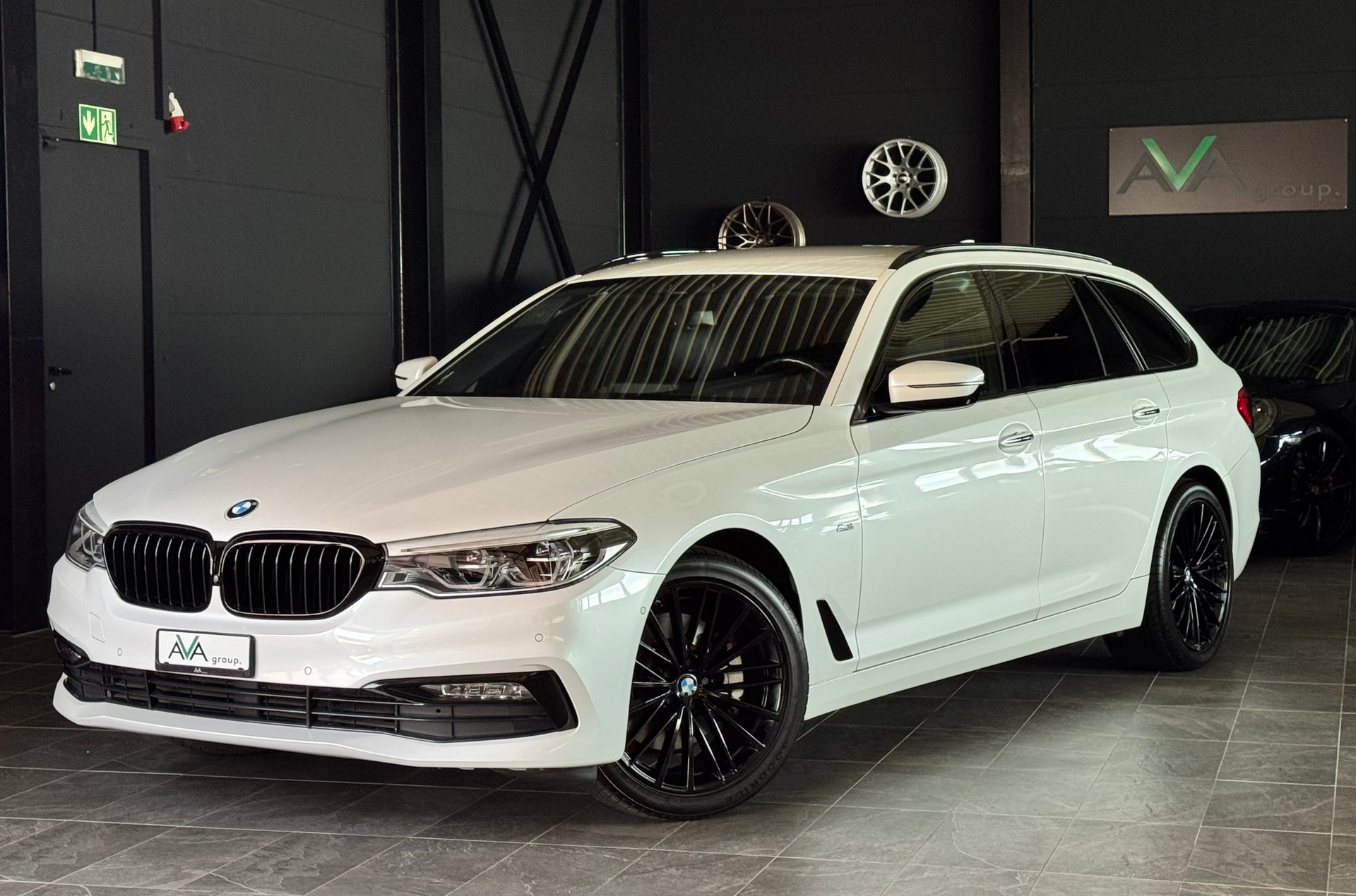 BMW 530i Touring Sport Line Steptronic *INDIVIDUAL AUSSTATTUNG*-image-0