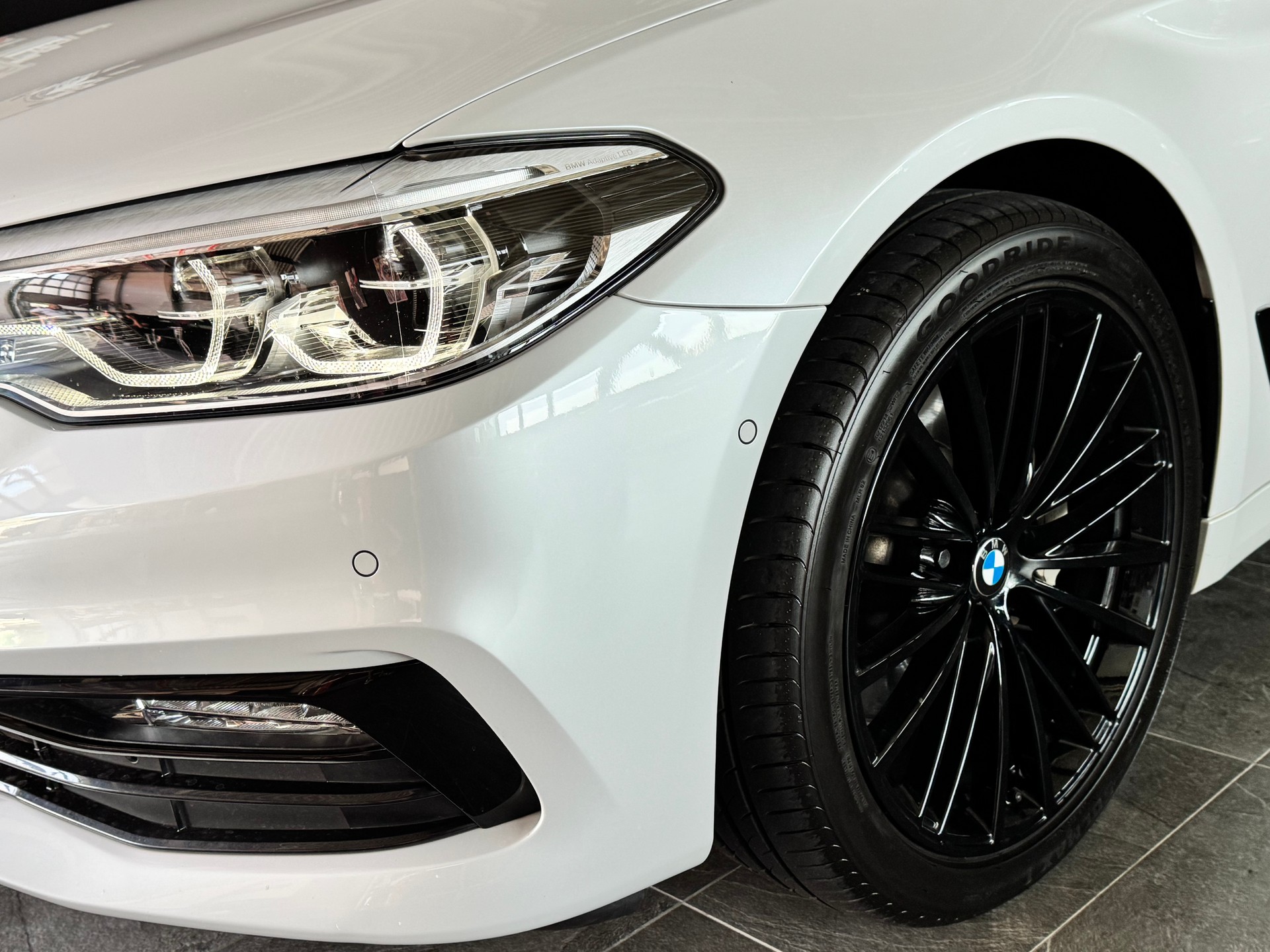BMW 530i Touring Sport Line Steptronic *INDIVIDUAL AUSSTATTUNG*-image-5