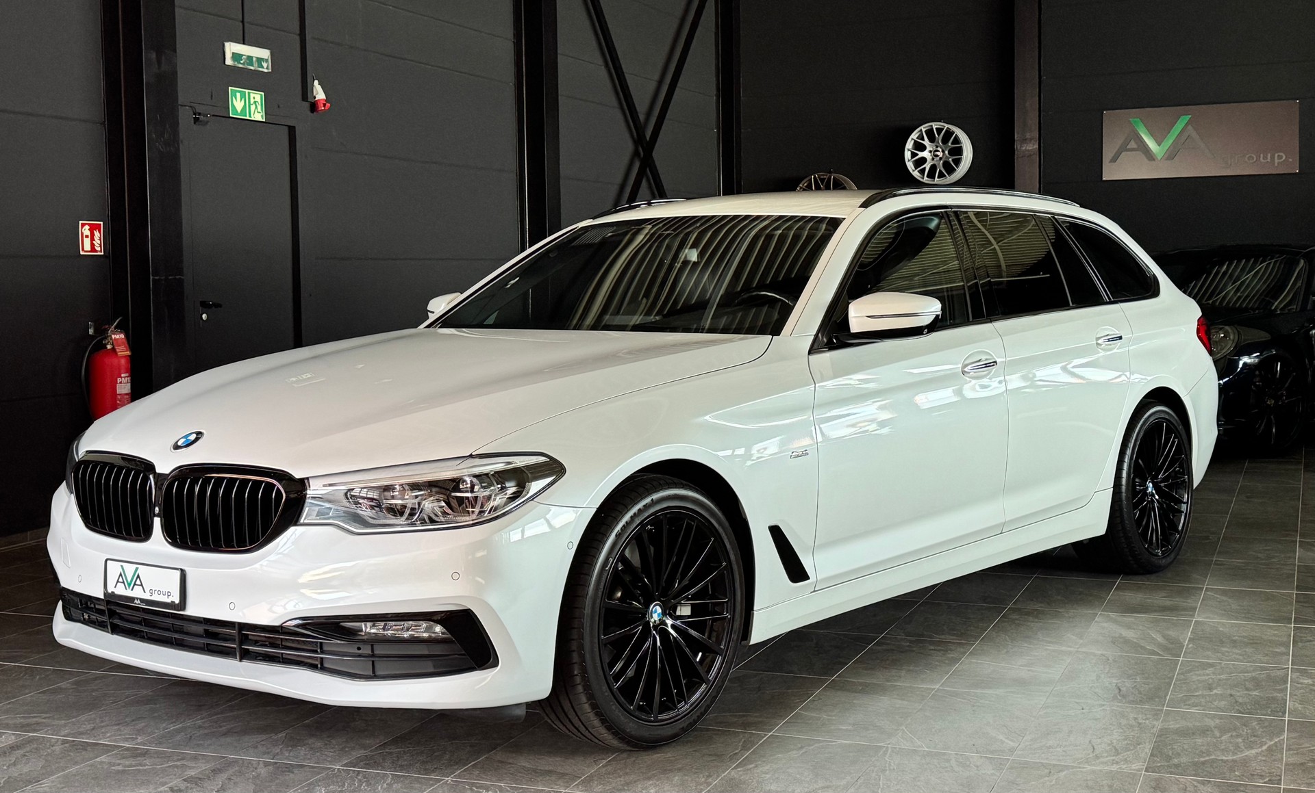 BMW 530i Touring Sport Line Steptronic *INDIVIDUAL AUSSTATTUNG*-image-3