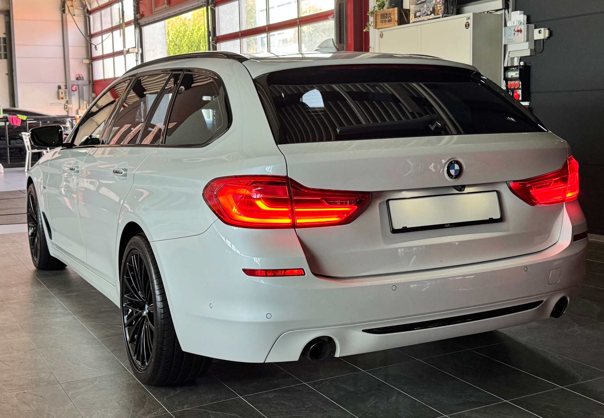 BMW 530i Touring Sport Line Steptronic *INDIVIDUAL AUSSTATTUNG*-image-7
