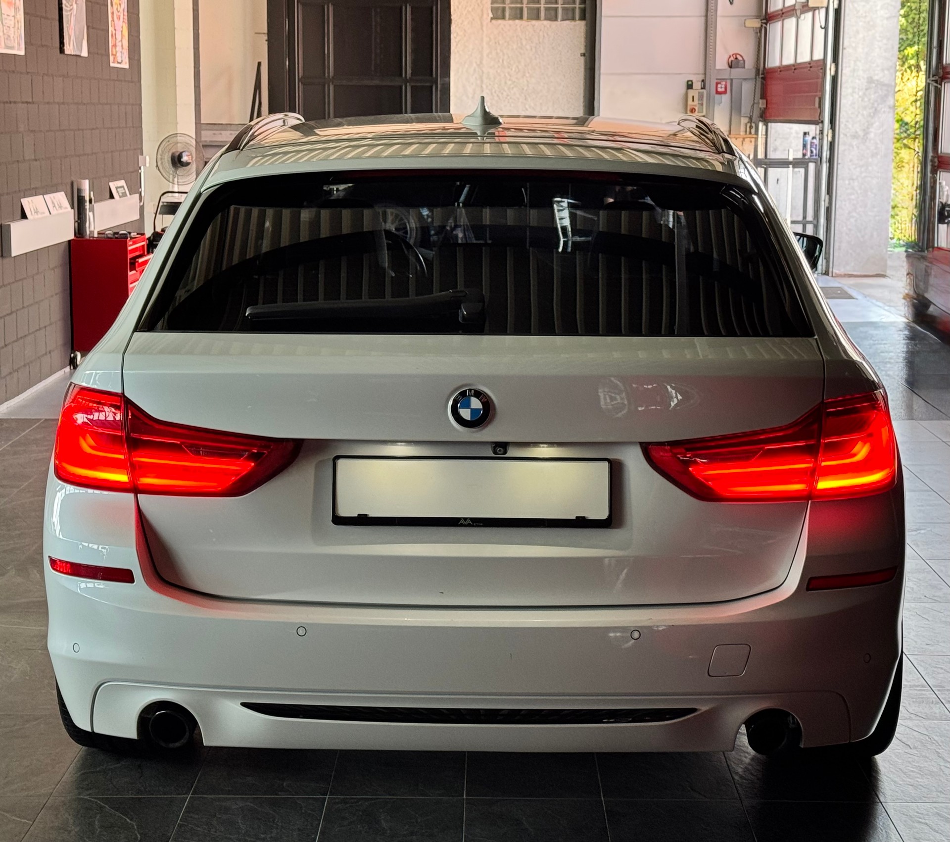 BMW 530i Touring Sport Line Steptronic *INDIVIDUAL AUSSTATTUNG*-image-9