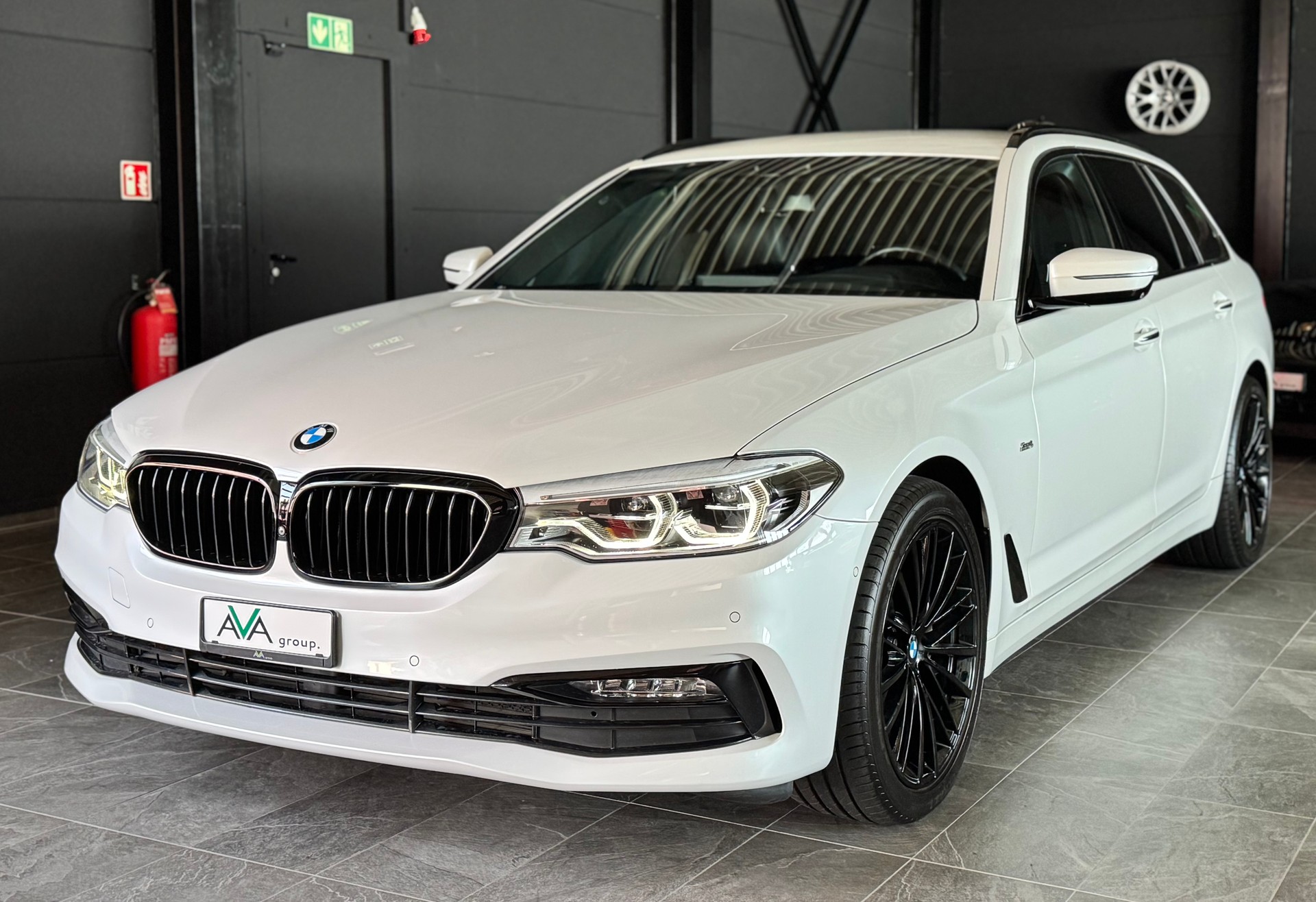 BMW 530i Touring Sport Line Steptronic *INDIVIDUAL AUSSTATTUNG*-image-4