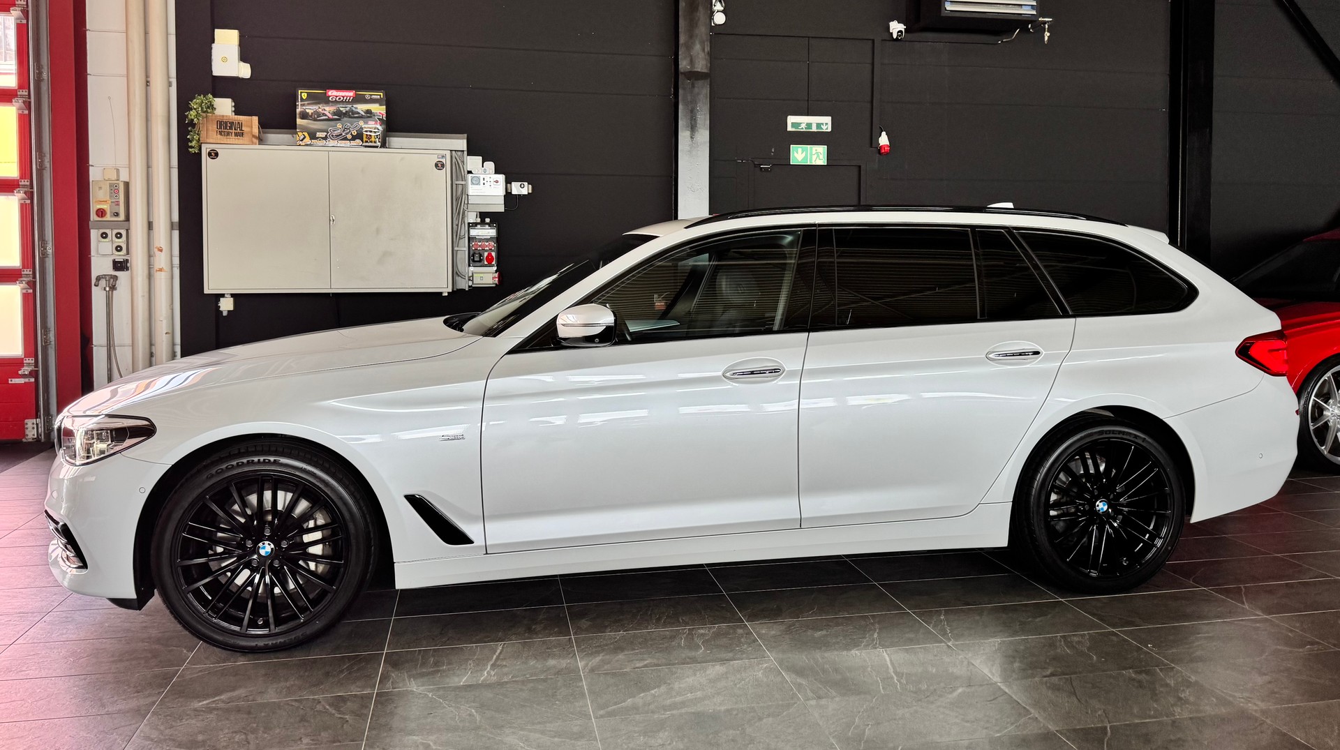BMW 530i Touring Sport Line Steptronic *INDIVIDUAL AUSSTATTUNG*-image-6