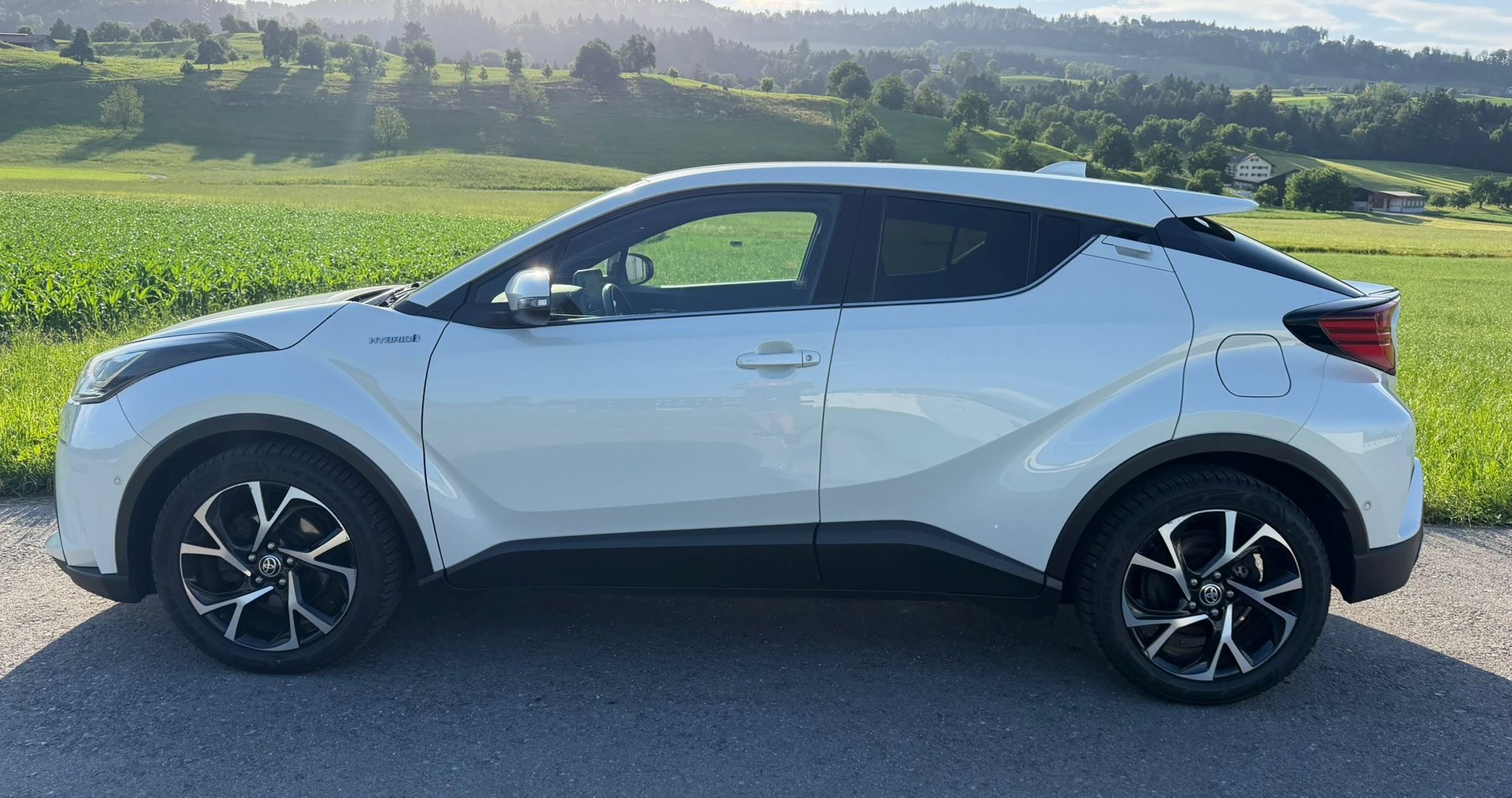TOYOTA C-HR 2.0 HSD CVT Premium-image-2