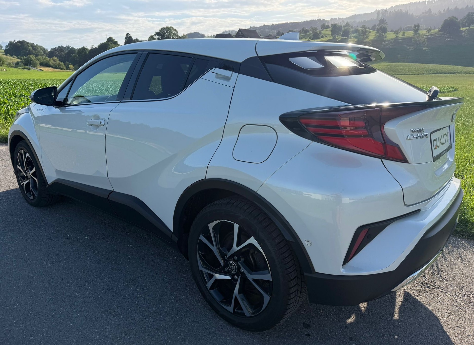 TOYOTA C-HR 2.0 HSD CVT Premium-image-3