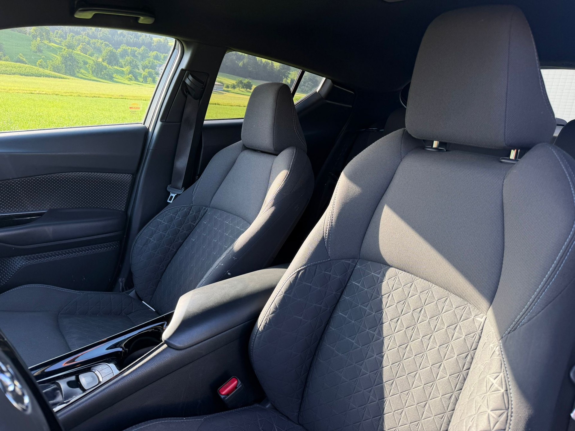 TOYOTA C-HR 2.0 HSD CVT Premium-image-9