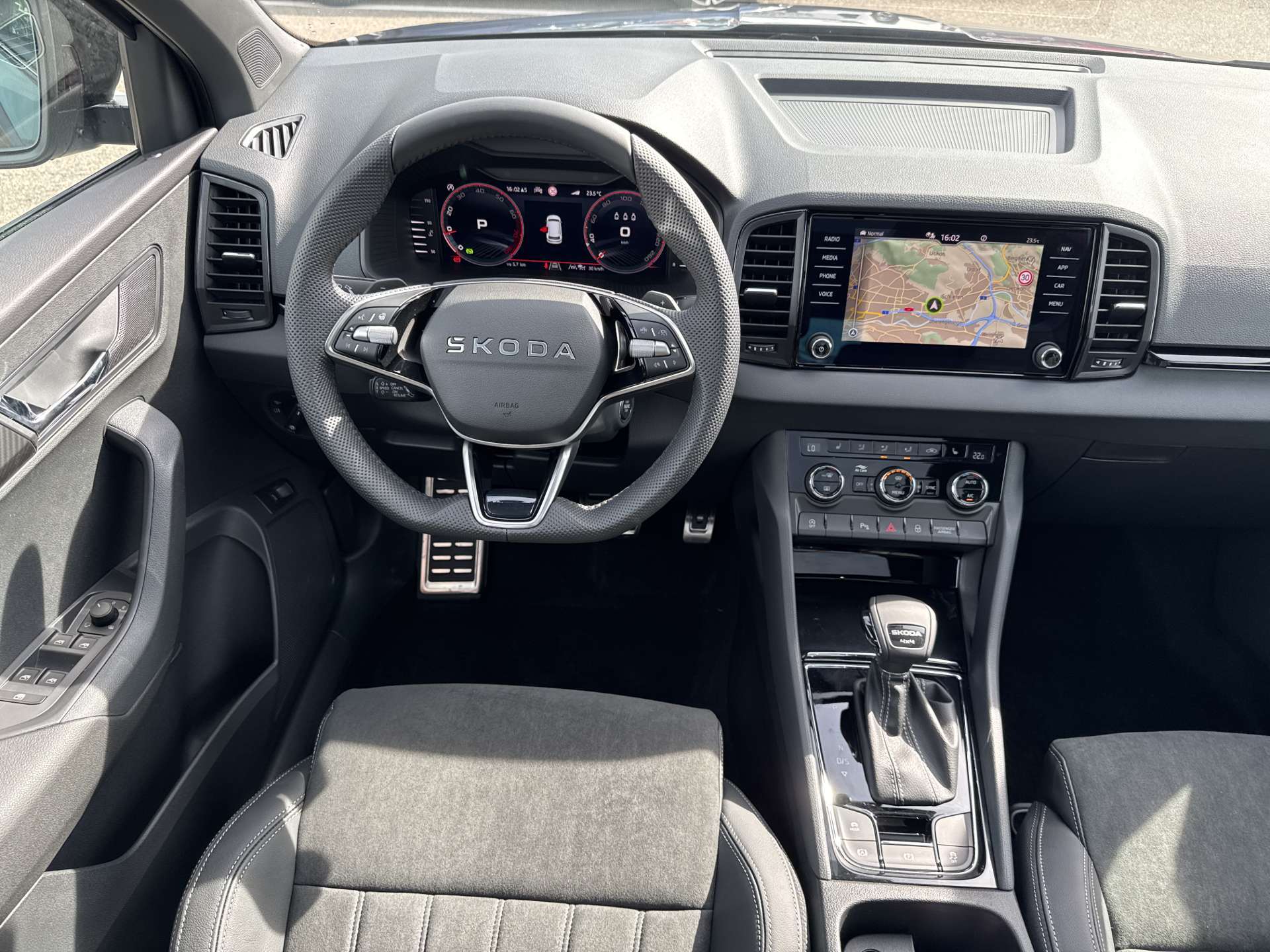 SKODA Karoq 2.0 TSi SportLine 4x4 DSG-Automat-image-4