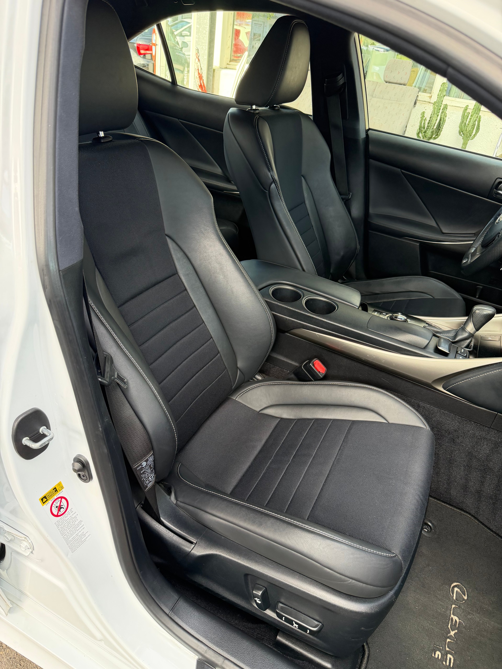LEXUS IS 300h F-Sport Automatic-image-15