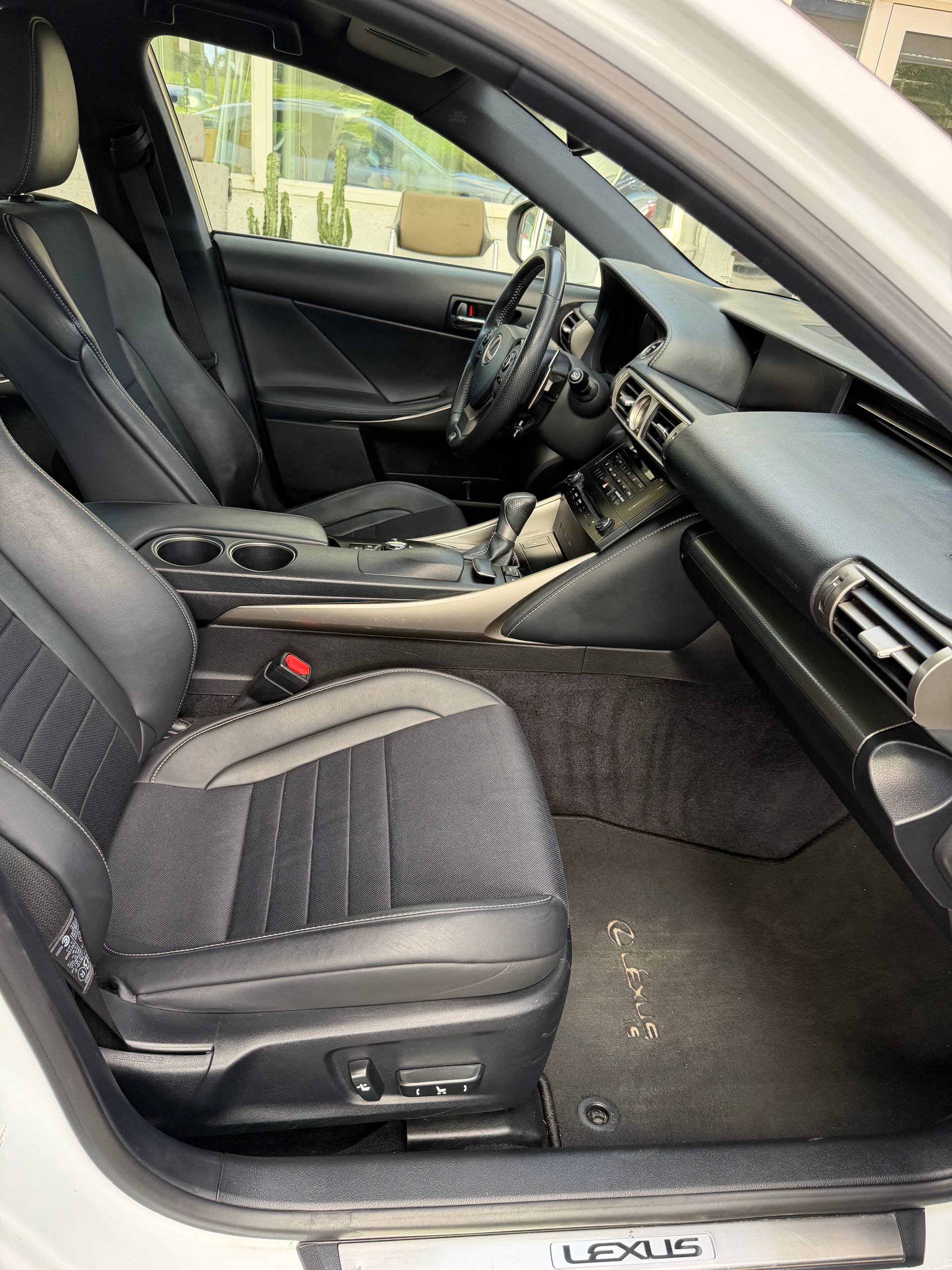 LEXUS IS 300h F-Sport Automatic-image-14