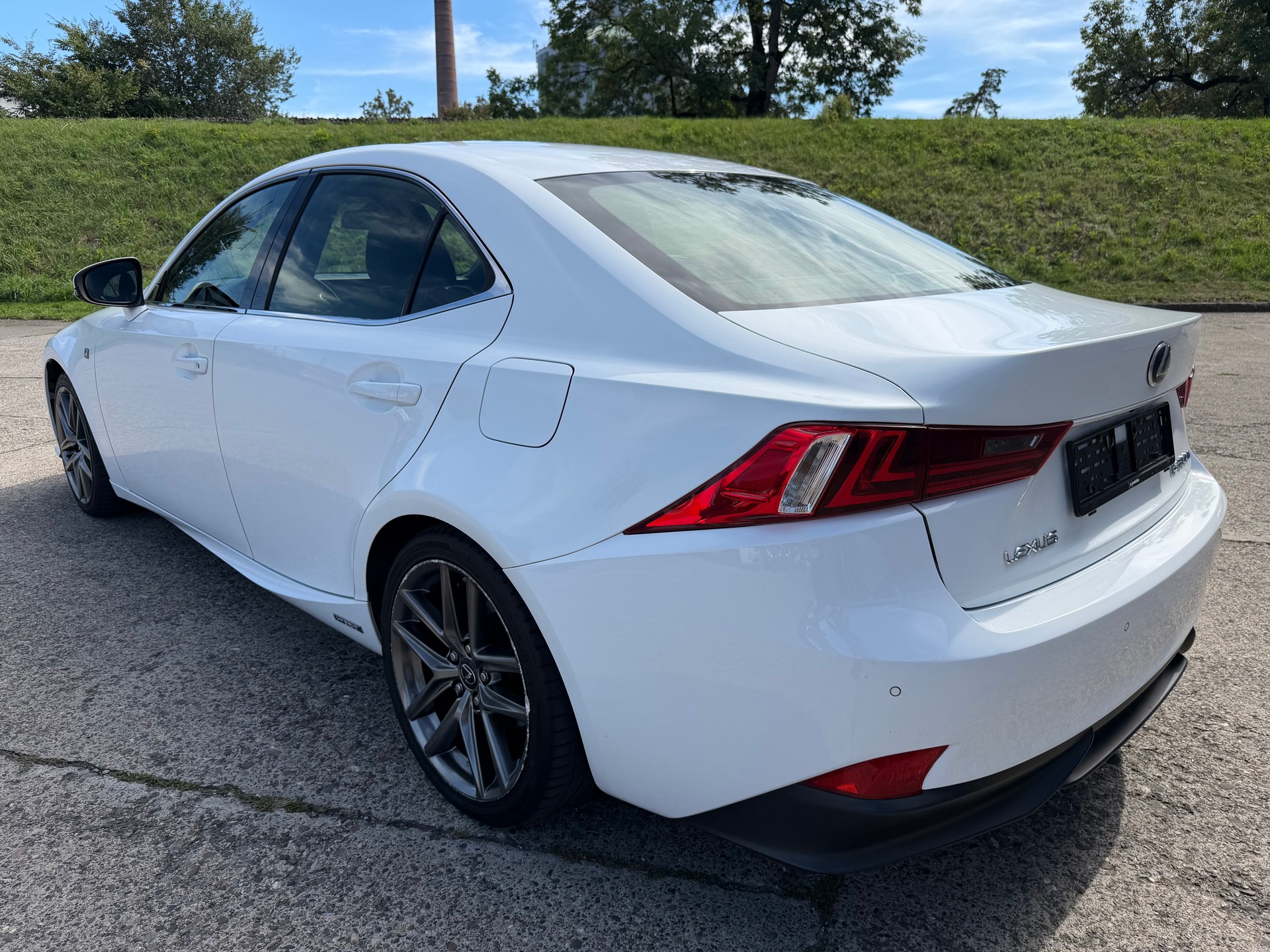 LEXUS IS 300h F-Sport Automatic-showroom-element-2