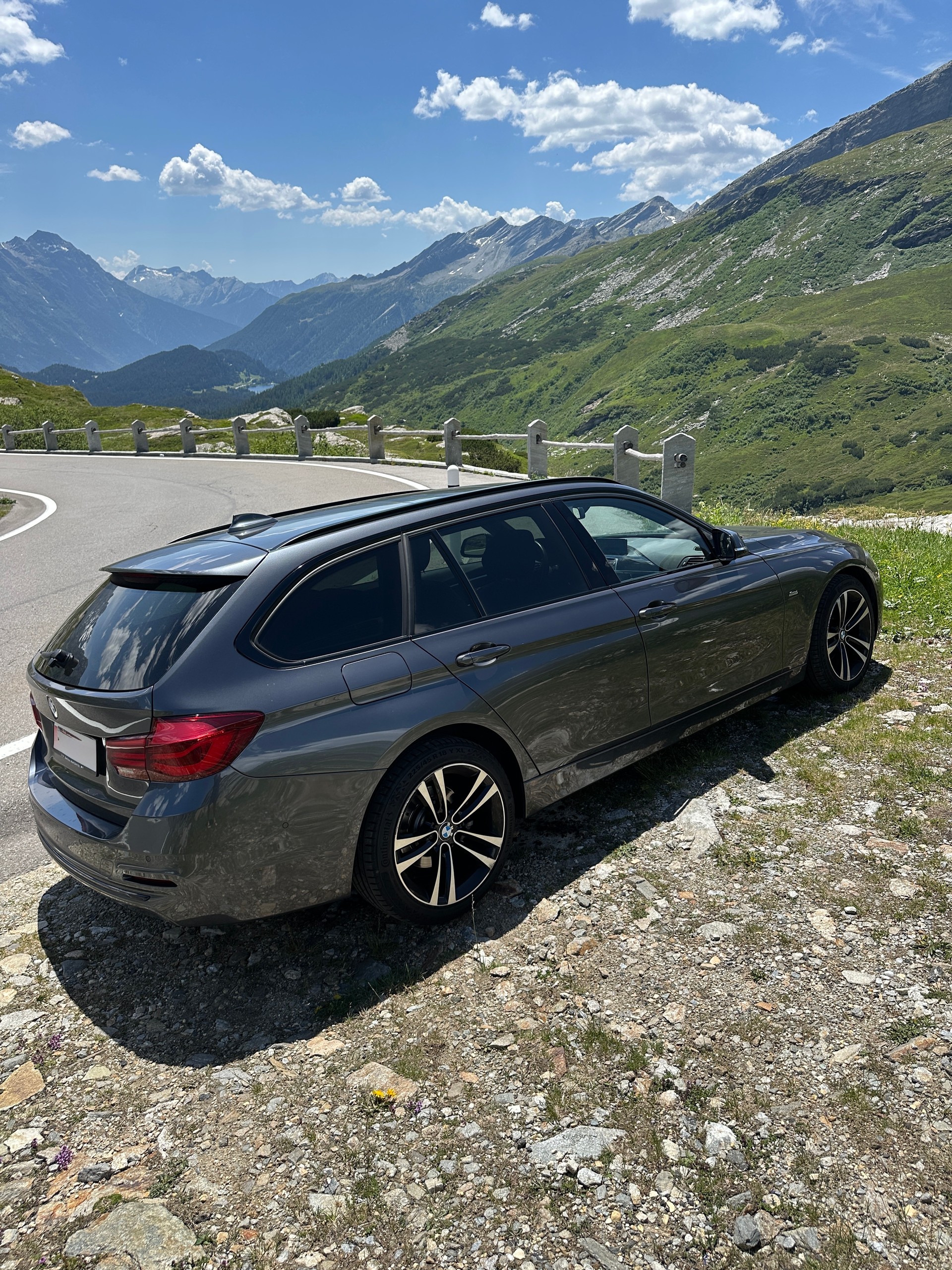 BMW 320d xDrive *Sport-Line*Panoramadach*Neue Sommerreifen 2026*-image-1