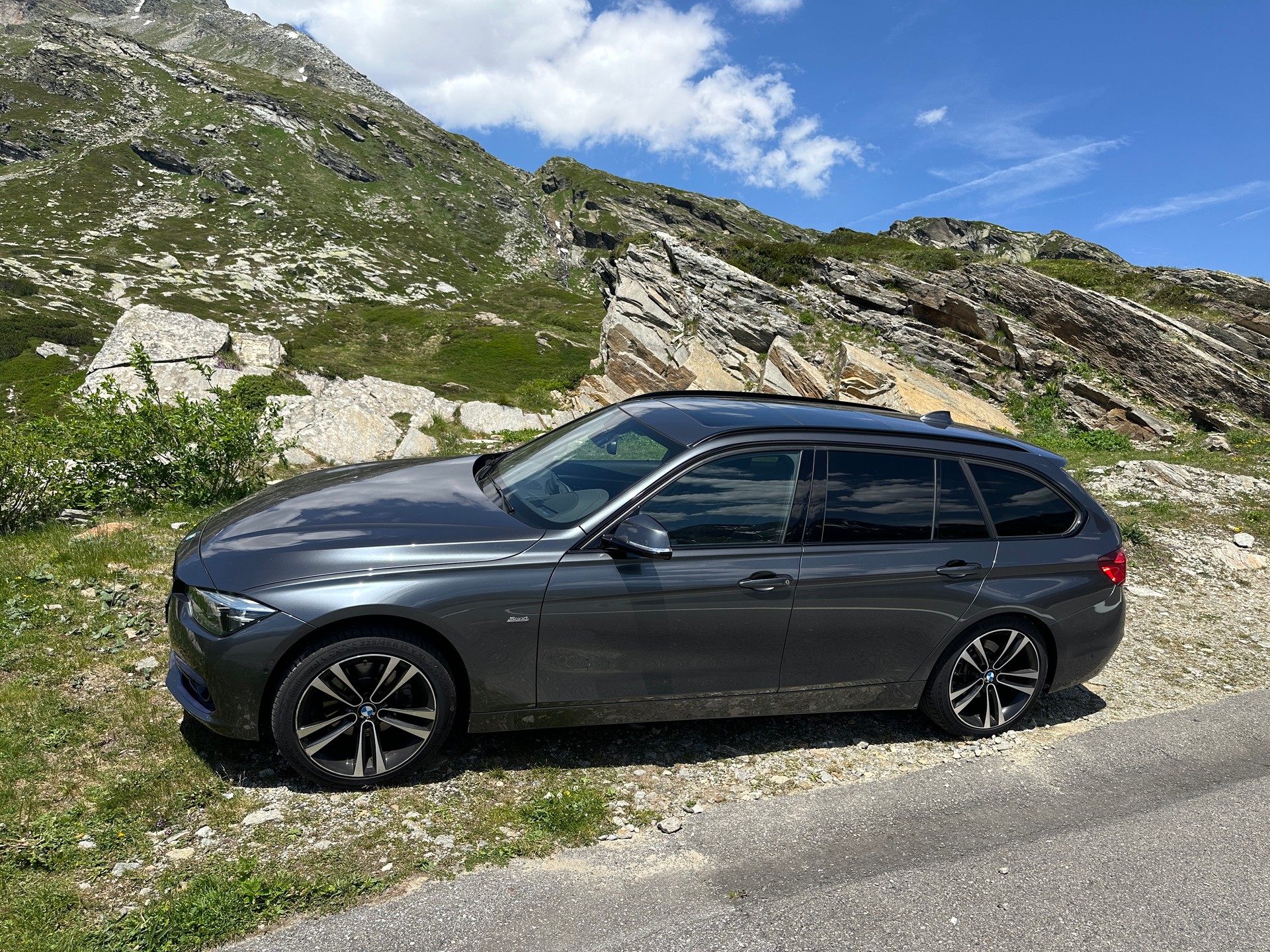 BMW 320d xDrive *Sport-Line*Panoramadach*Neue Sommerreifen 2026*-image-2