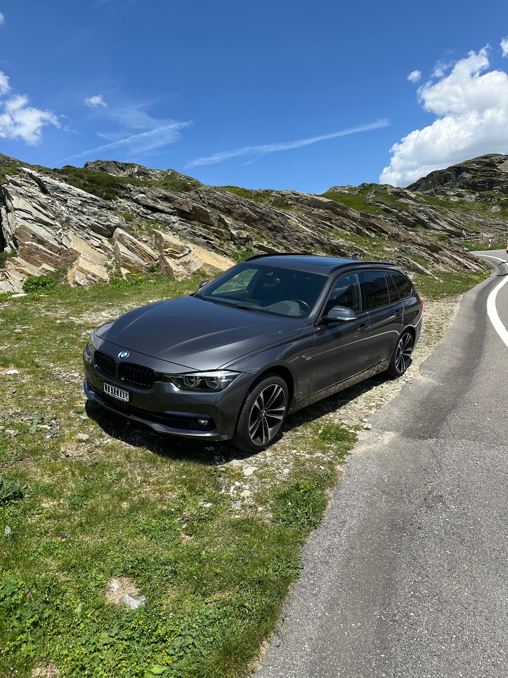 BMW 320d xDrive *Sport-Line*Panoramadach*Neue Sommerreifen 2026*-image-0