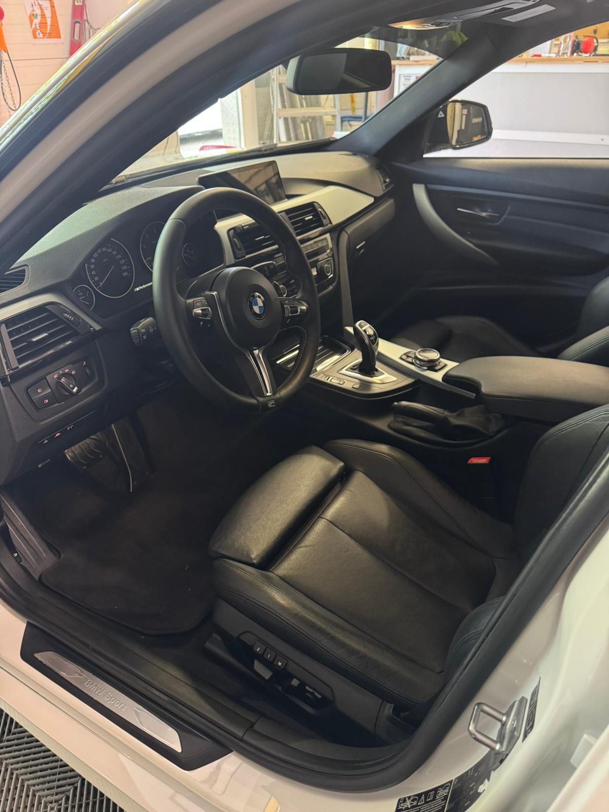 BMW 330d xDrive Touring Sport Line Steptronic-image-5