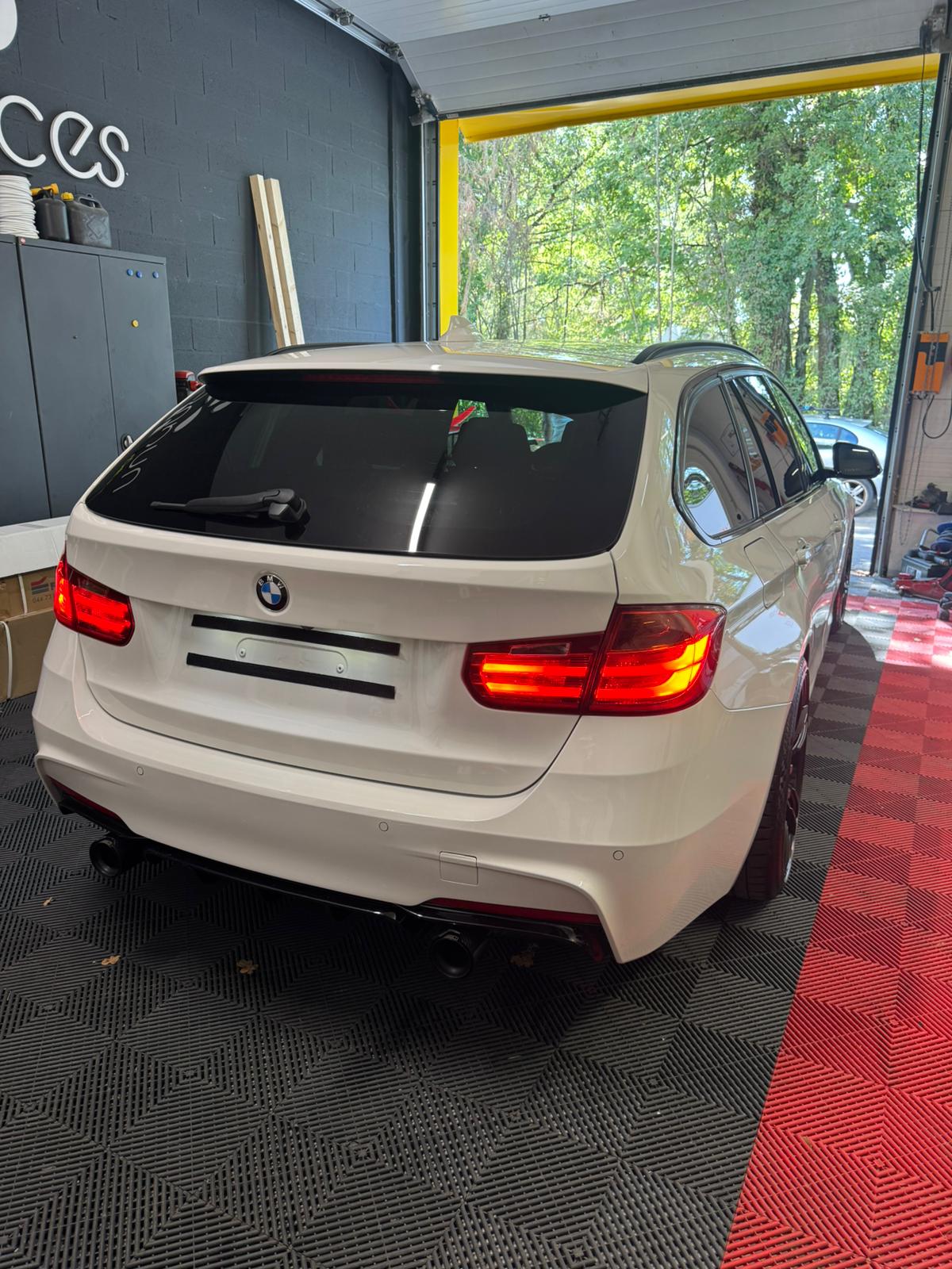 BMW 330d xDrive Touring Sport Line Steptronic-image-2