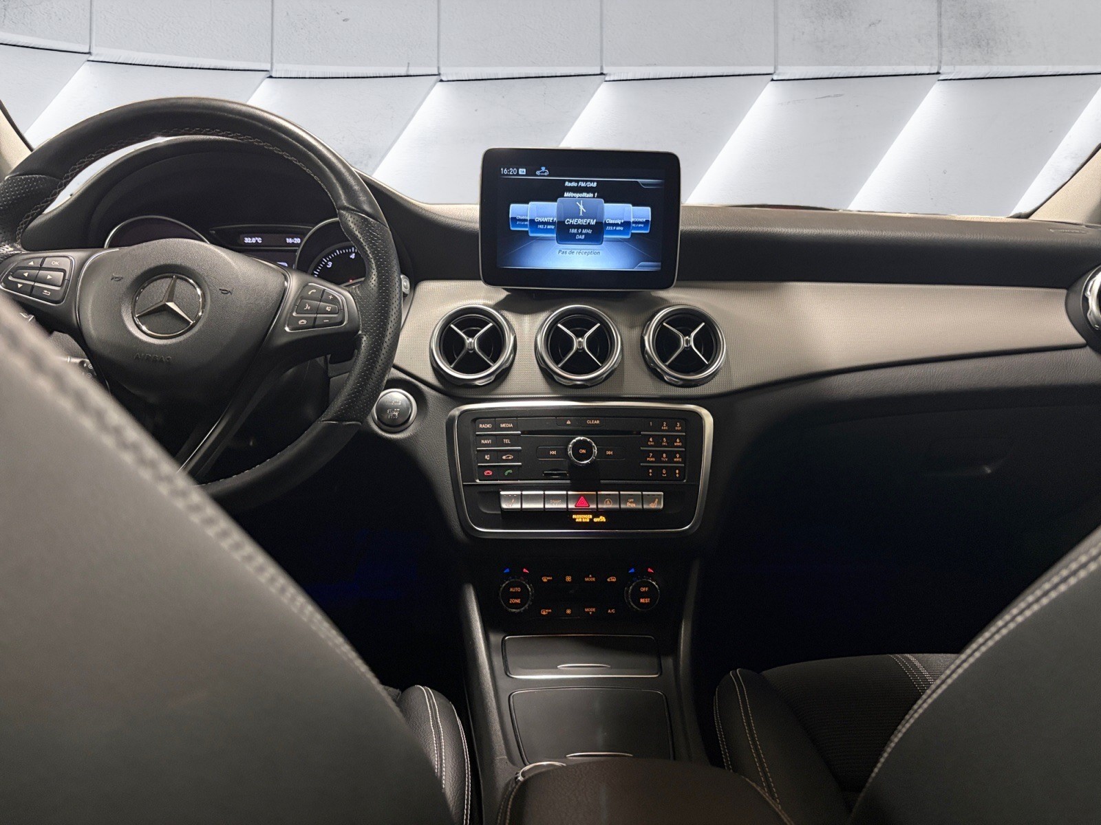 MERCEDES-BENZ GLA 200 d Urban 7G-DCT-image-11