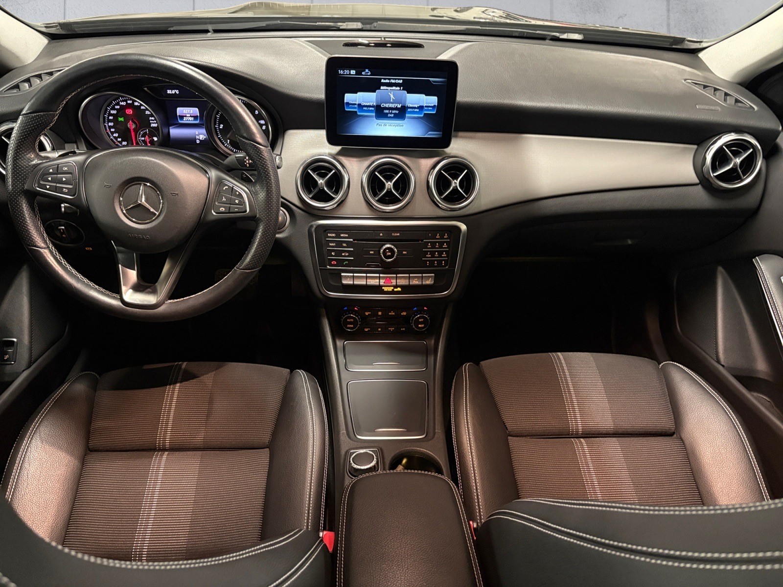MERCEDES-BENZ GLA 200 d Urban 7G-DCT-image-10