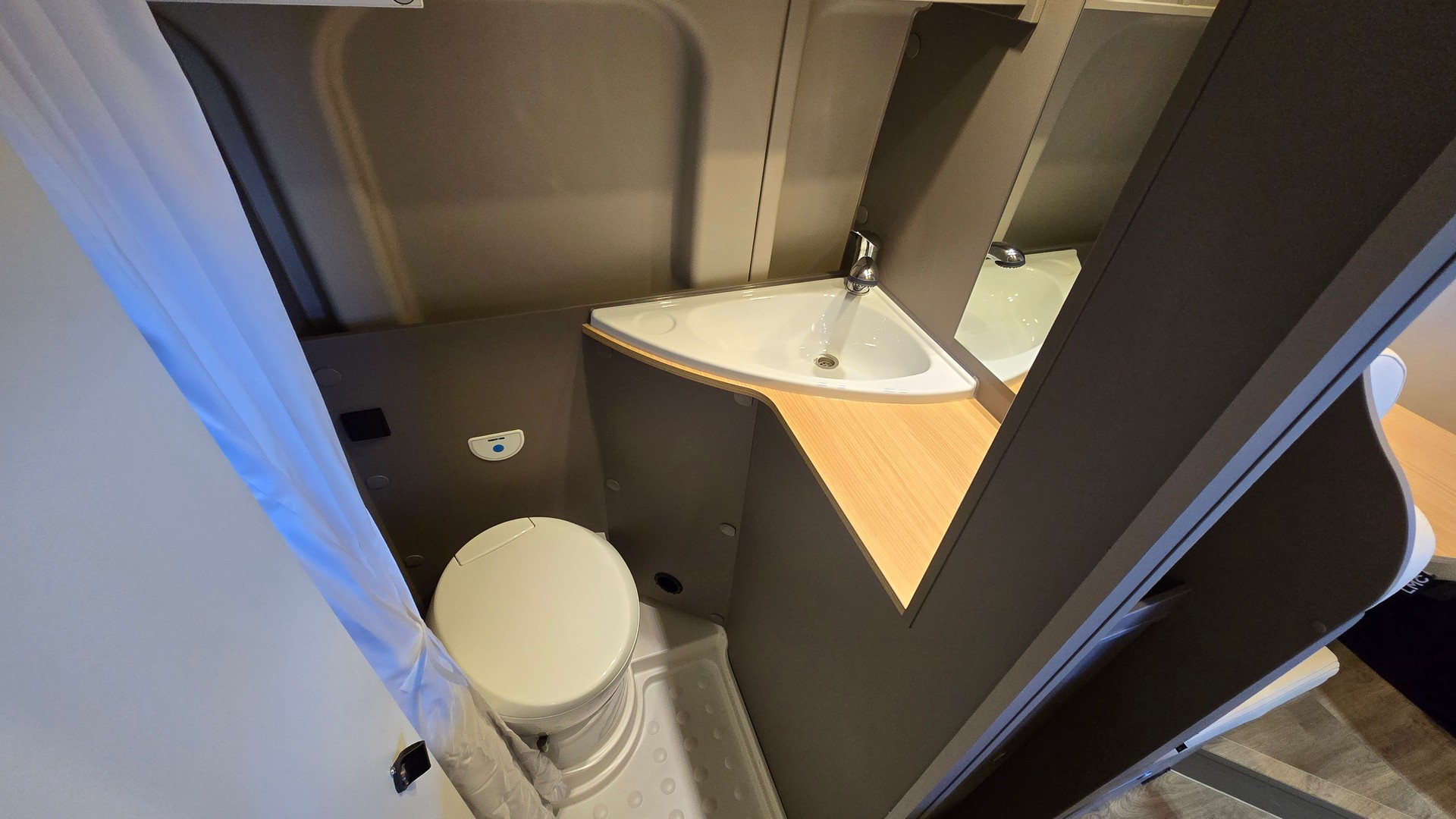 LMC Innovan 600 "70- Jahre Edition" / Fiat Ducato 2.2MJT 140PS-image-13