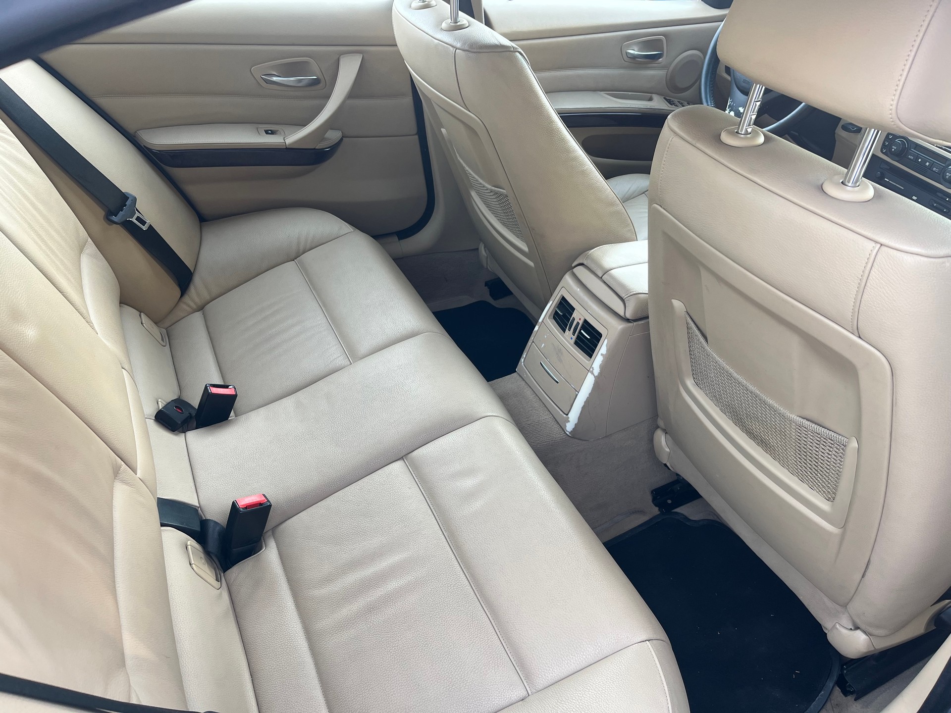 BMW 330i-image-8