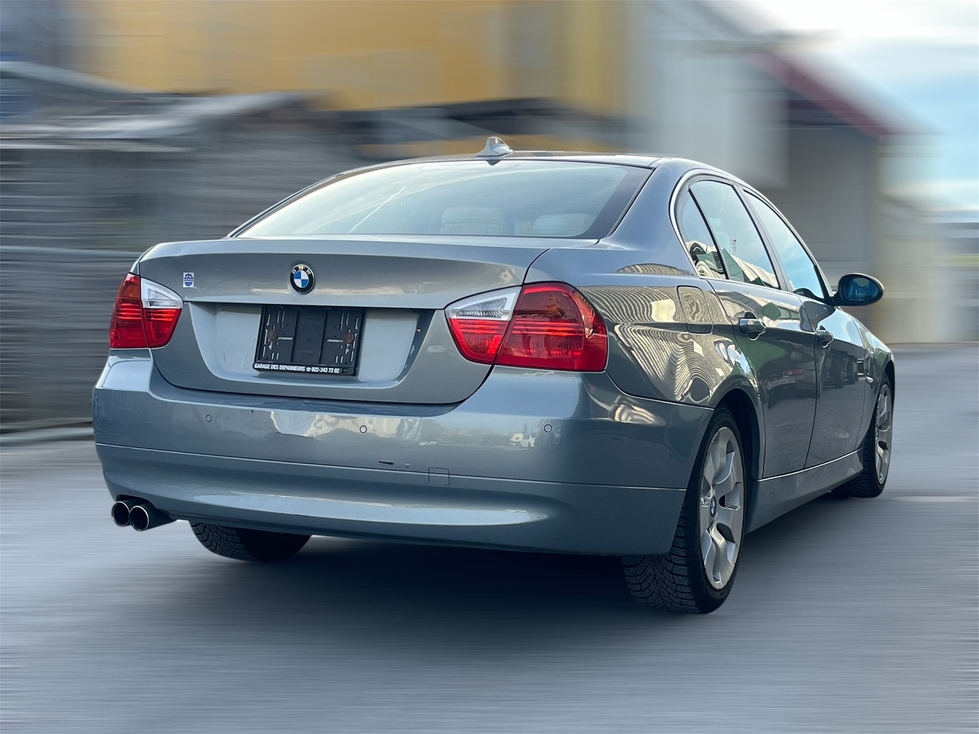 BMW 330i-image-4