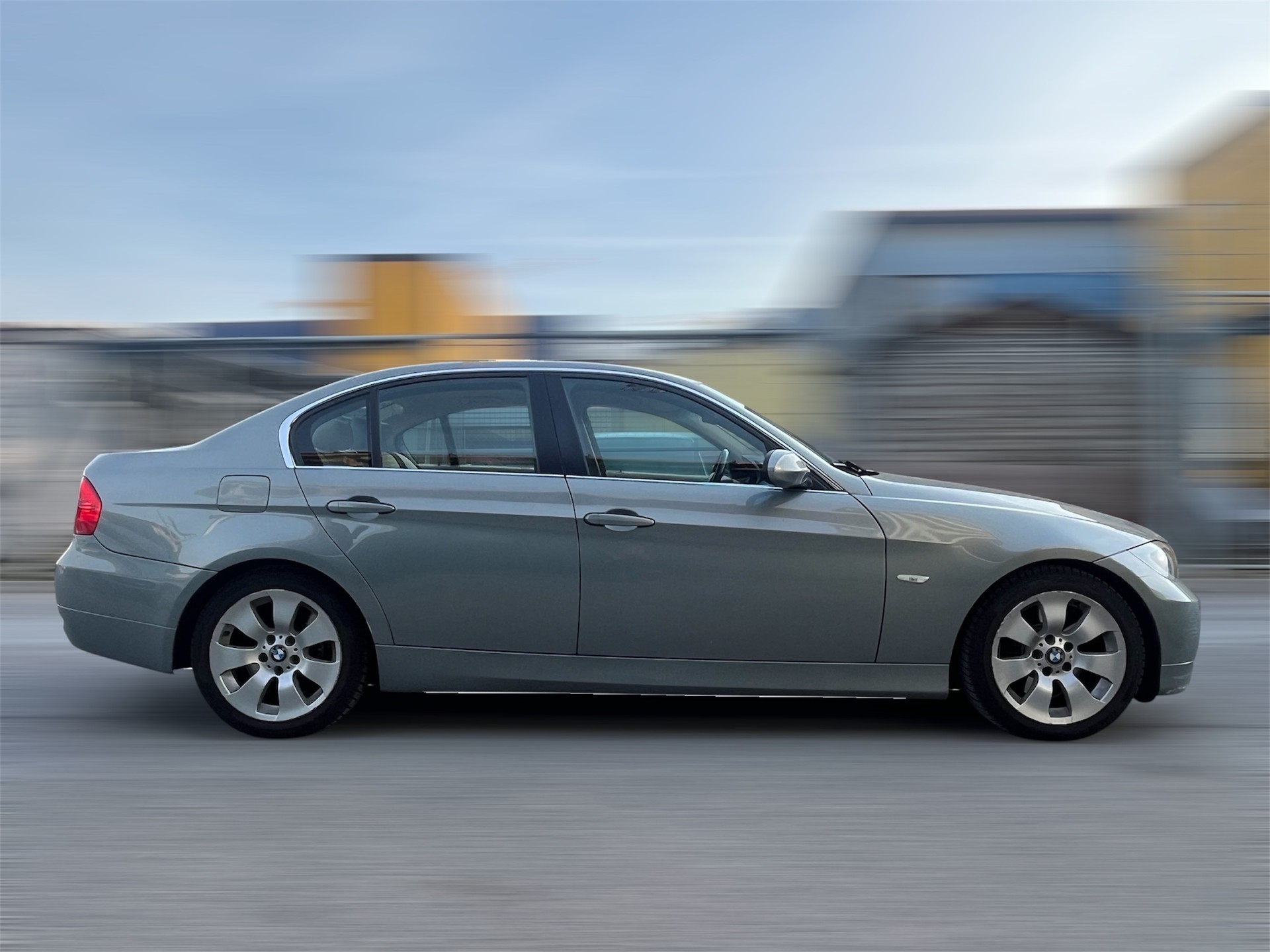 BMW 330i-image-1