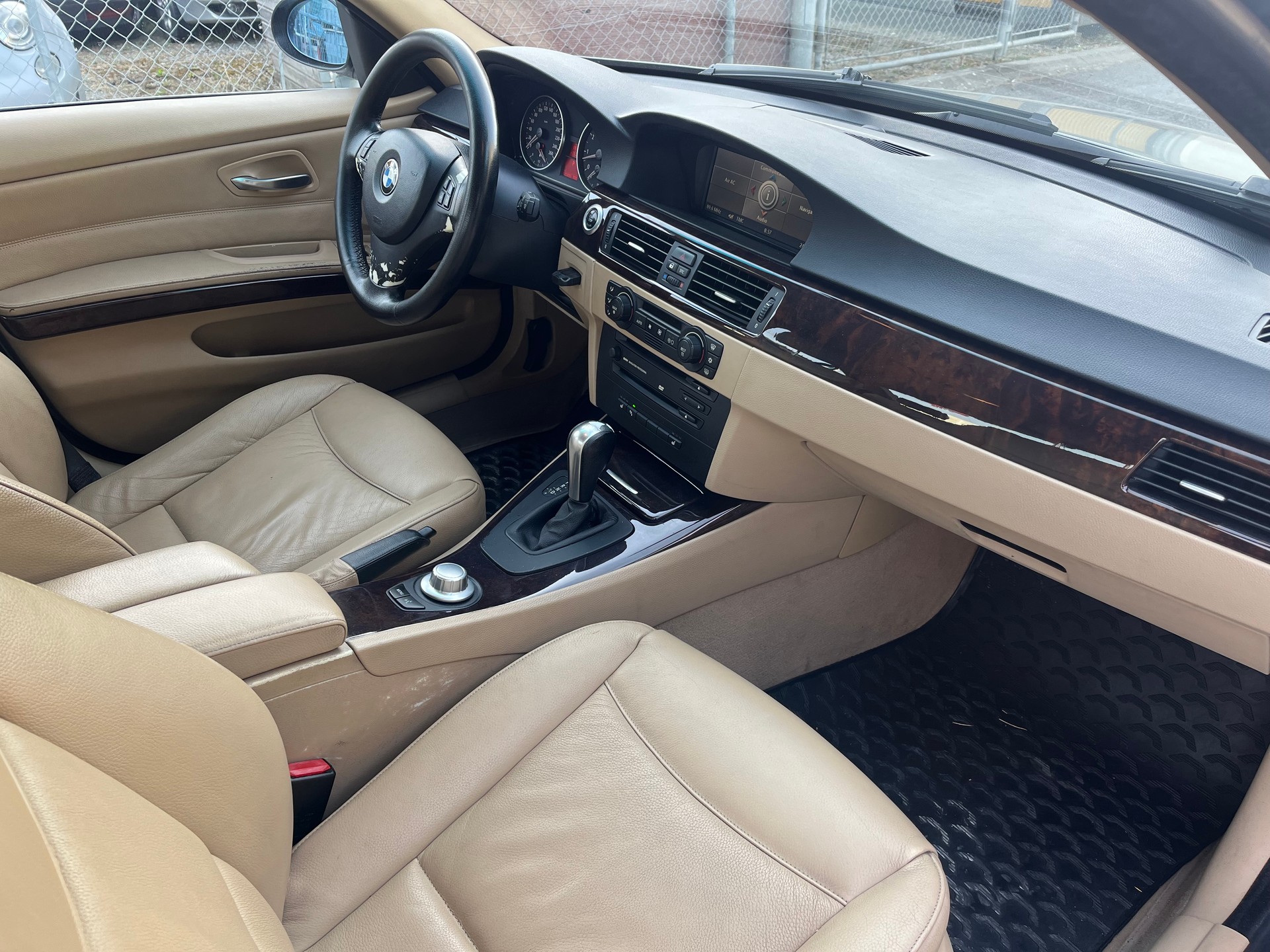 BMW 330i-image-7