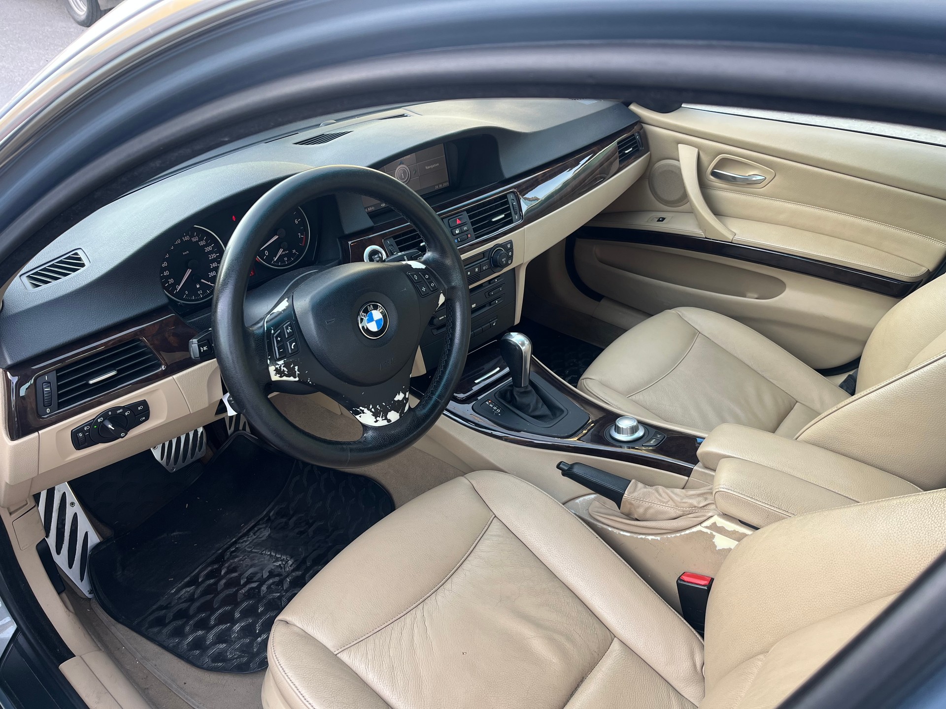 BMW 330i-image-6