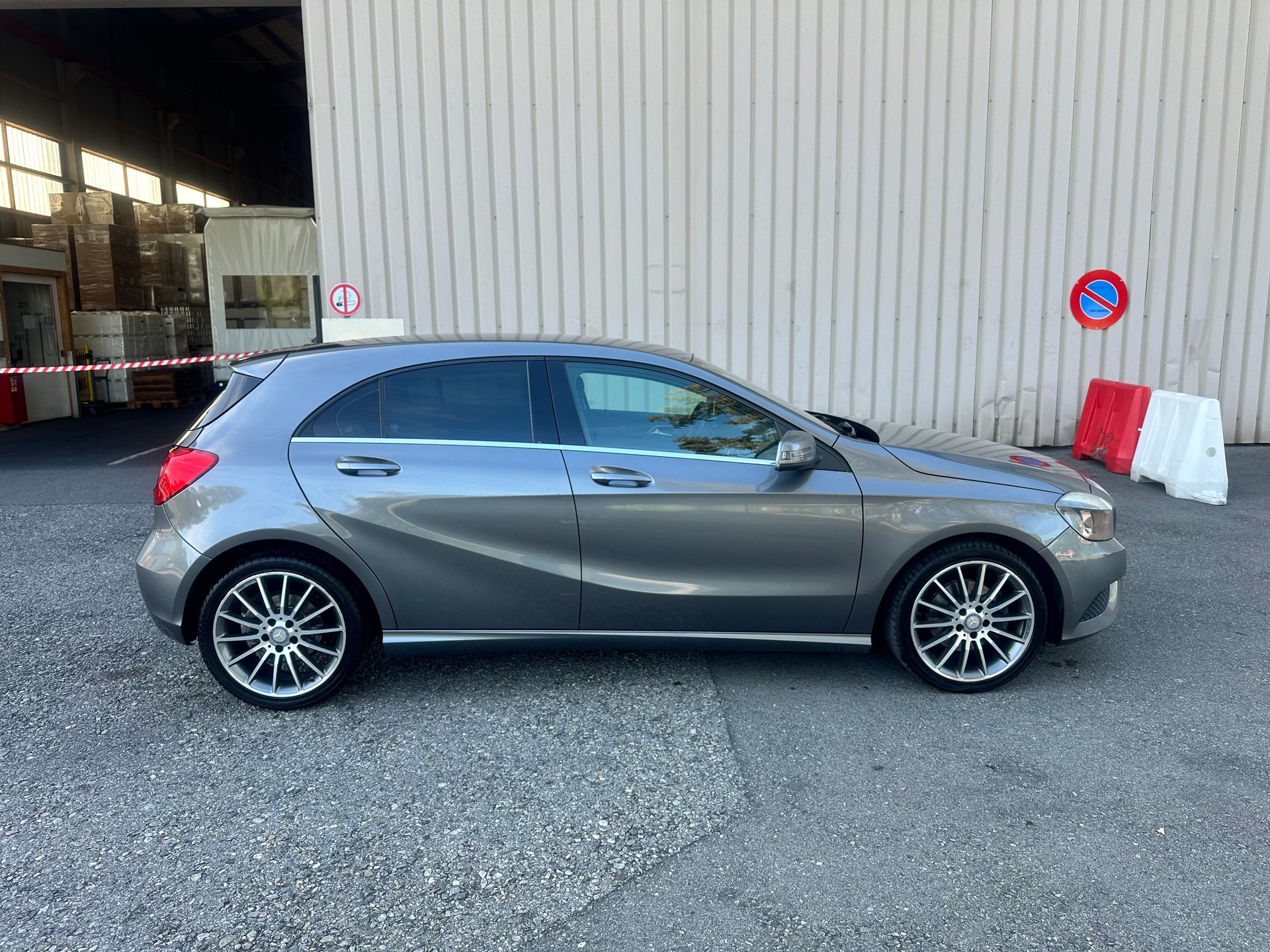 MERCEDES-BENZ A 200 AMG Line-image-7