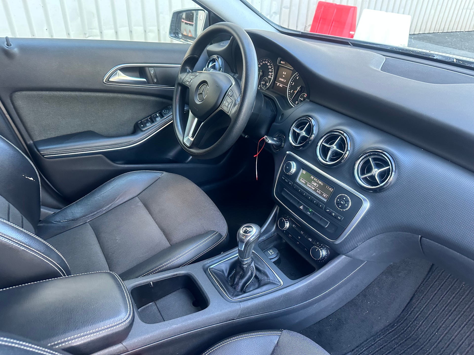 MERCEDES-BENZ A 200 AMG Line-image-15