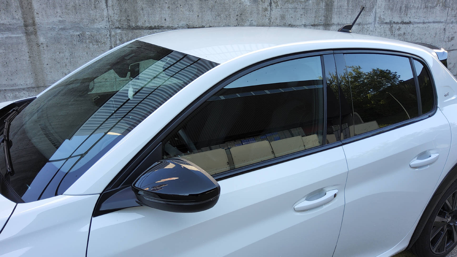 PEUGEOT 208 1.2 PureTech 130 GT-image-27