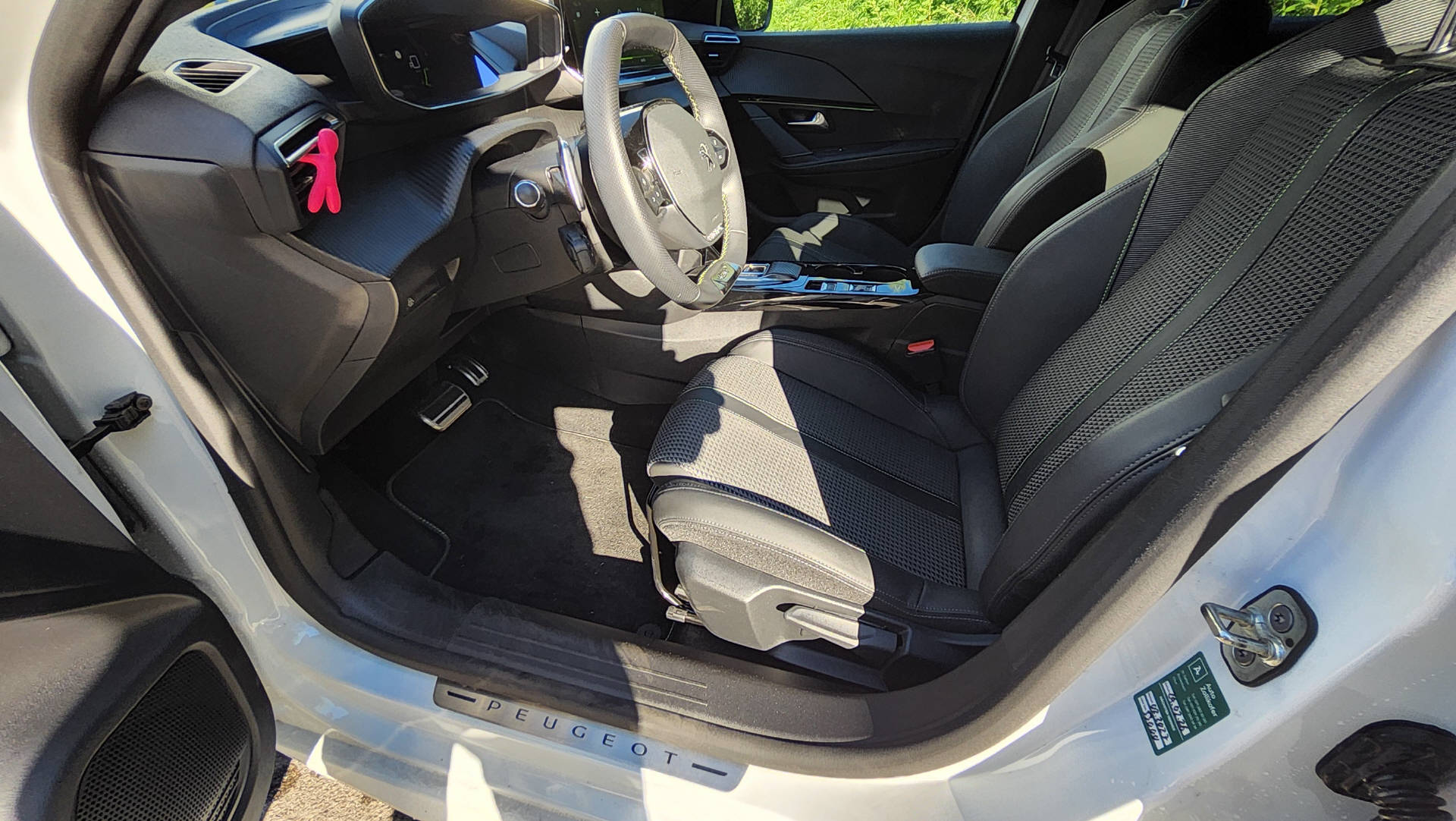 PEUGEOT 208 1.2 PureTech 130 GT-image-8