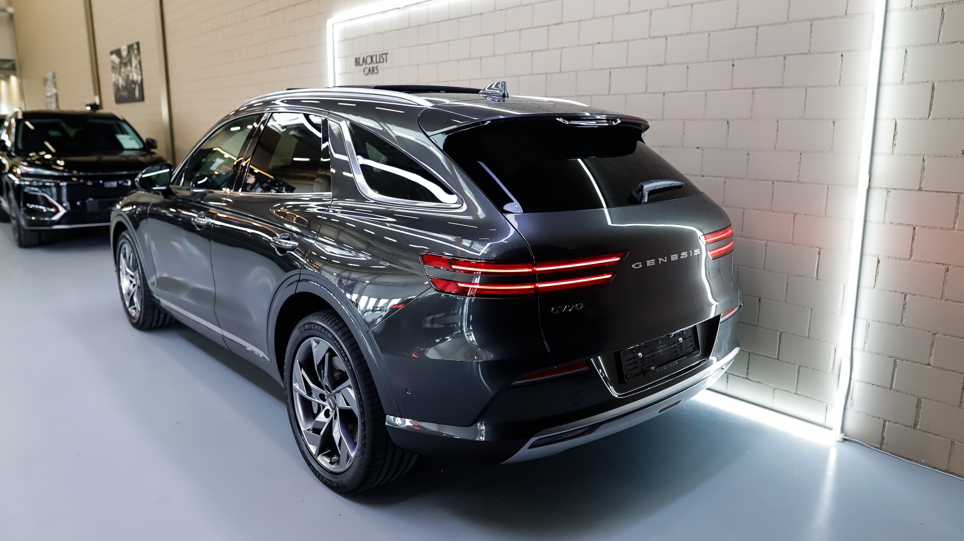 GENESIS GV70 Electrified Sport kWh 77,4 AWD * Makalu Gray Metallic *-image-4