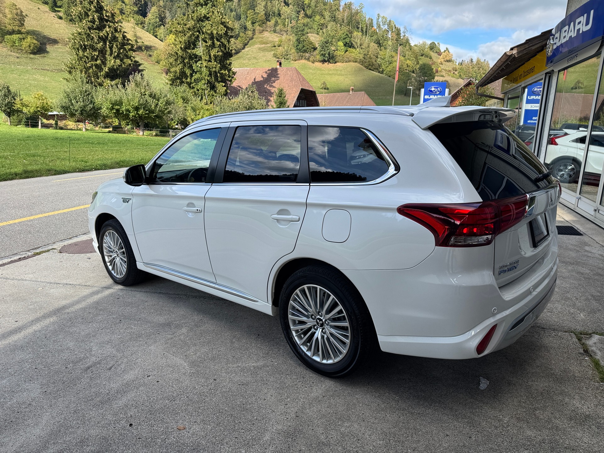 MITSUBISHI Outlander 2.4 PHEV Diamond 4WD Automatic-image-3
