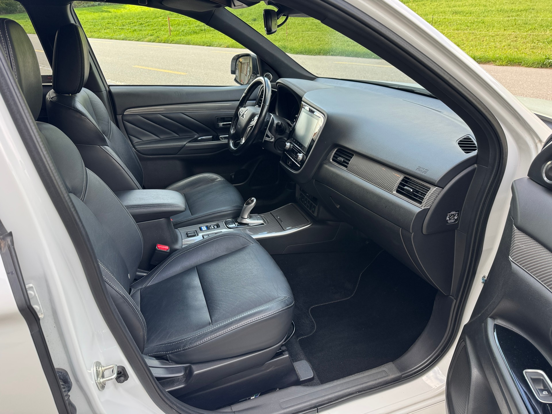 MITSUBISHI Outlander 2.4 PHEV Diamond 4WD Automatic-image-5