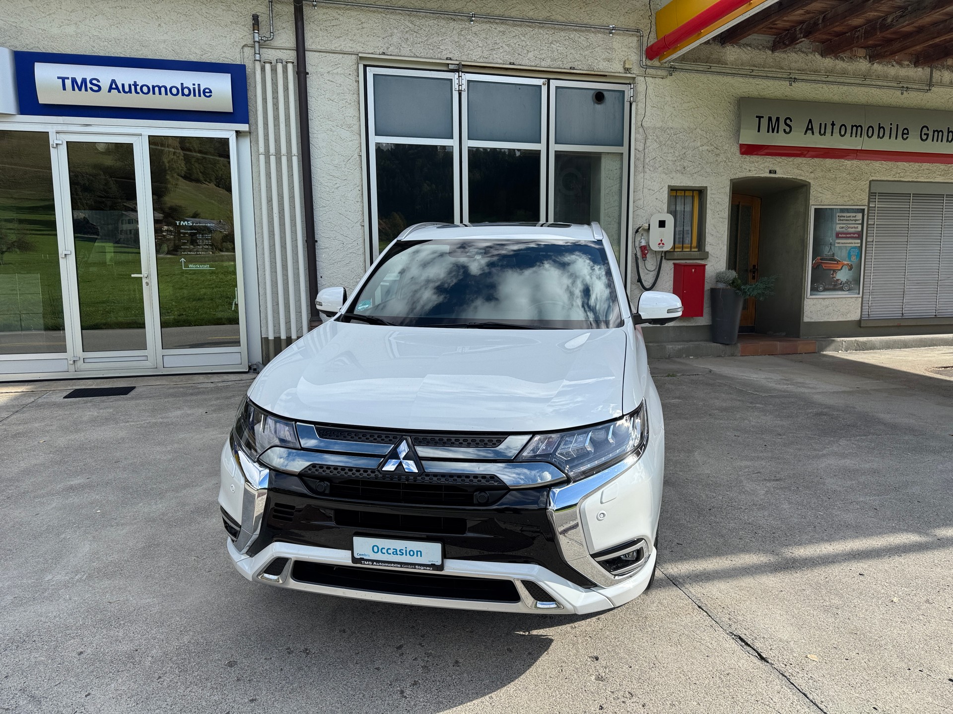 MITSUBISHI Outlander 2.4 PHEV Diamond 4WD Automatic-image-1