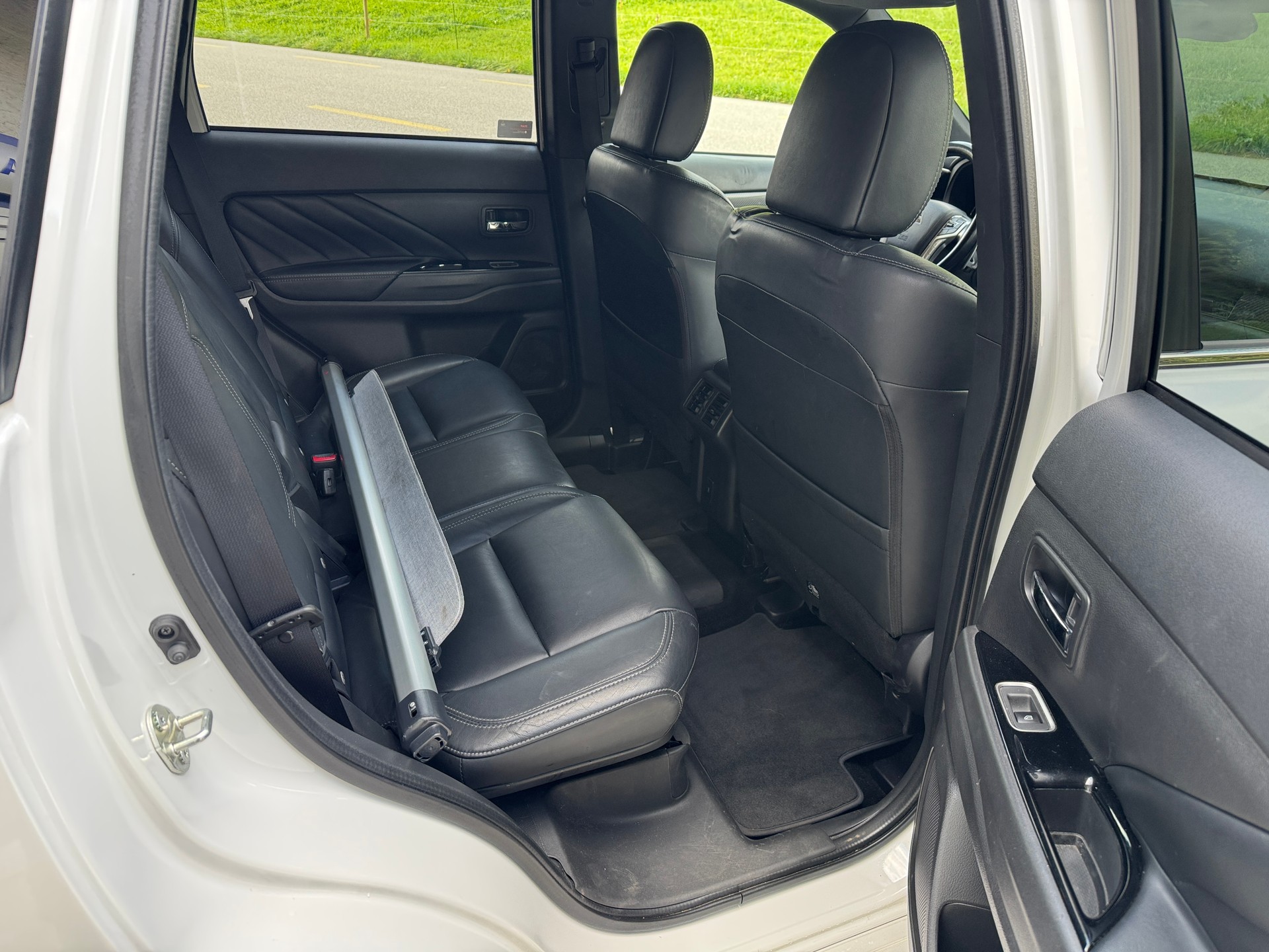 MITSUBISHI Outlander 2.4 PHEV Diamond 4WD Automatic-image-6