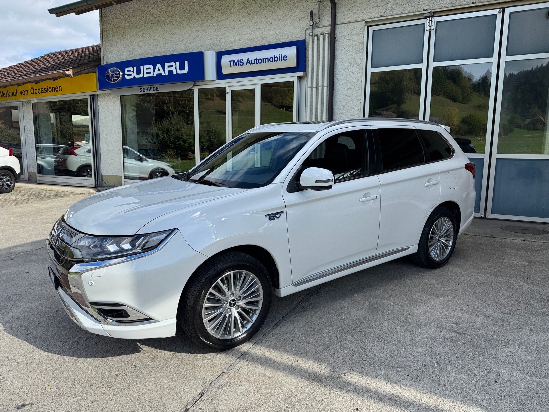 MITSUBISHI Outlander 2.4 PHEV Diamond 4WD Automatic-image-2
