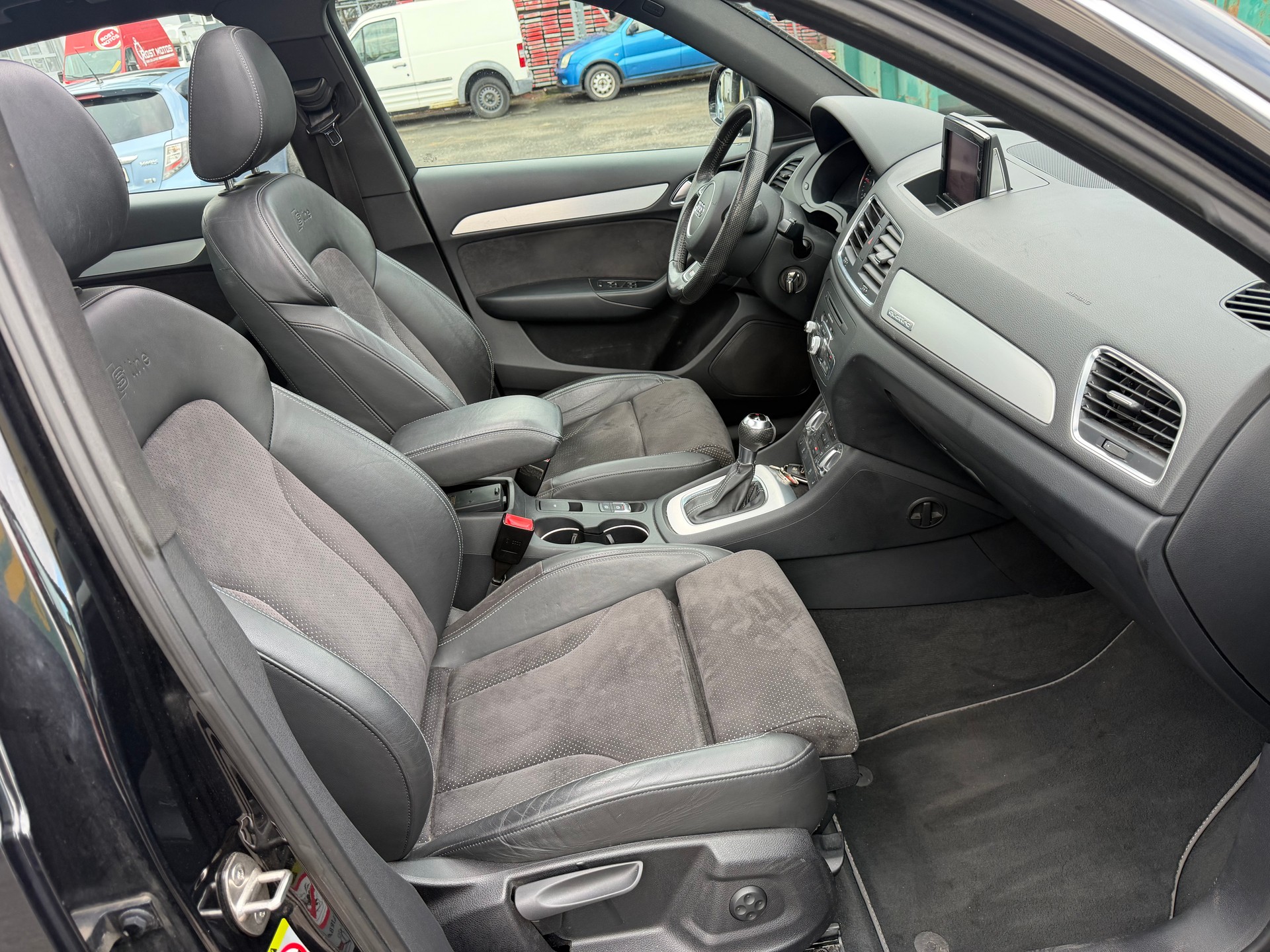AUDI Q3 2.0 TD 3x S line quattro S-tronic-image-11